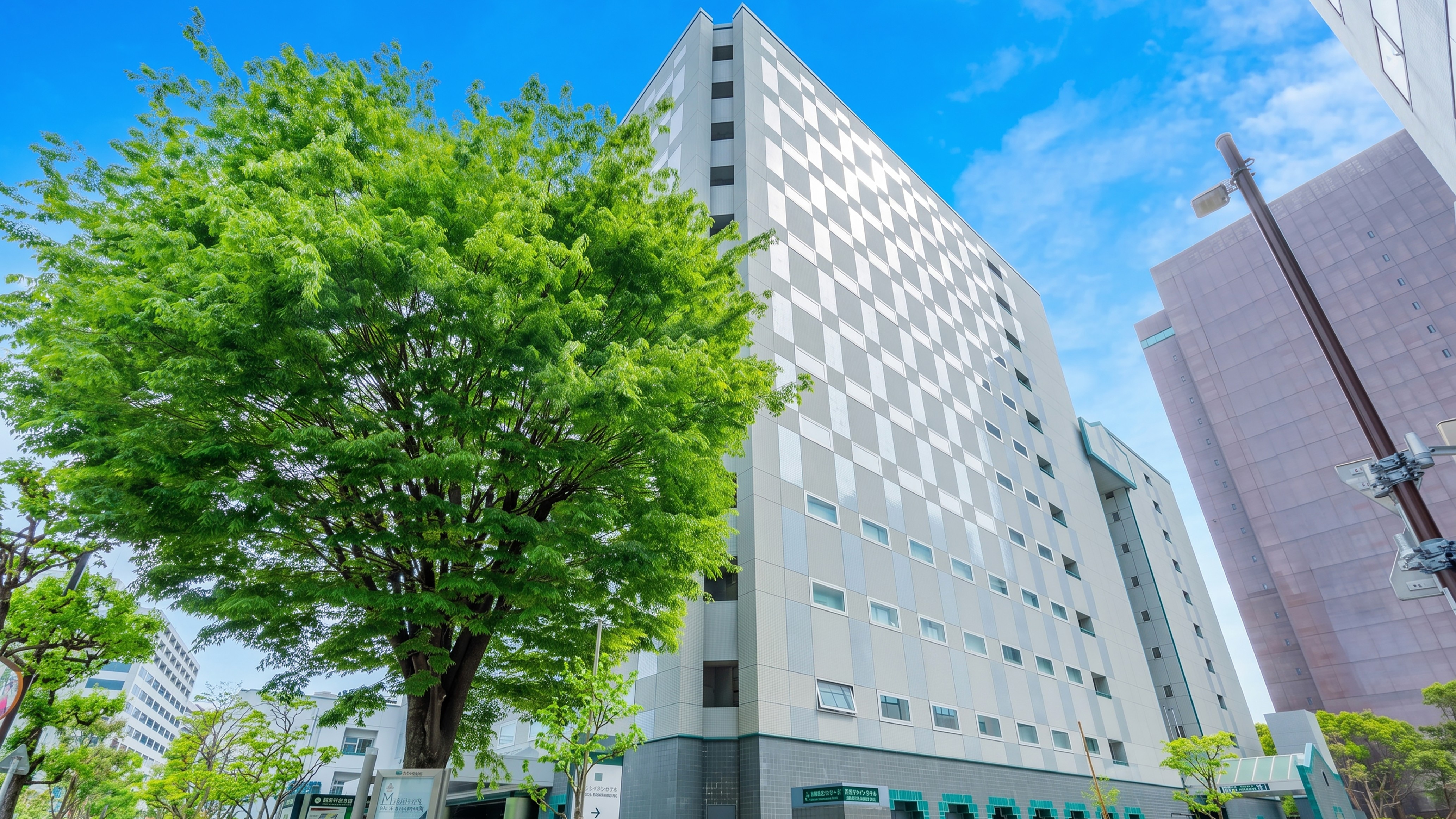 Within walking distance of Iidabashi Station, Suidobashi Station, and Korakuen Station.