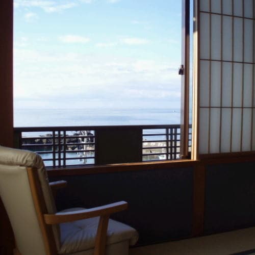 You can enjoy a panoramic view of the Sea of Japan from the rooms on the 4th floor.