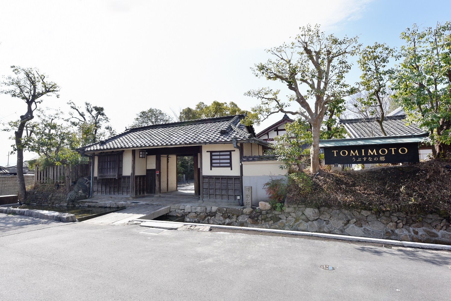 [Eksterior] Bagian depan hotel adalah gerbang dari zaman Edo