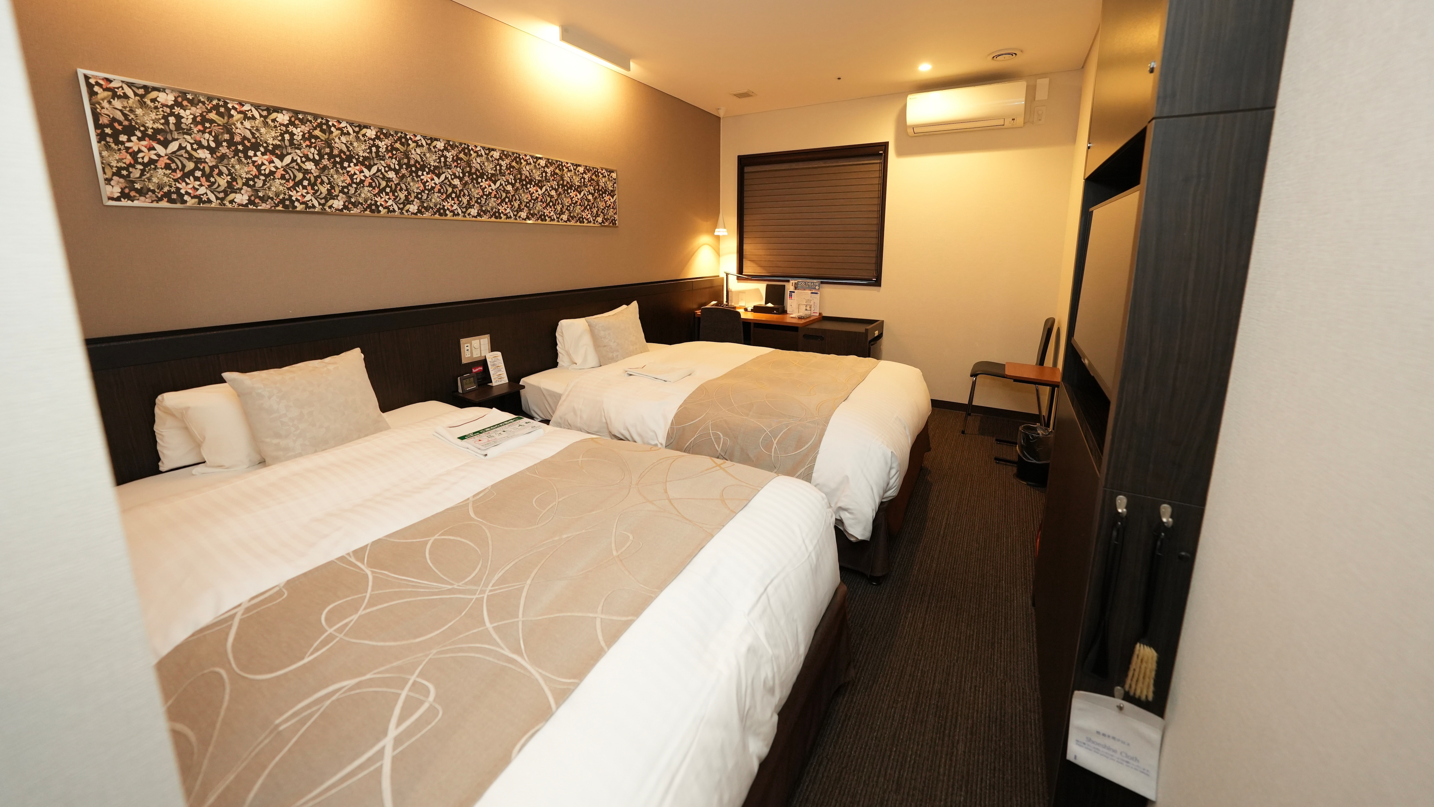 [行政雙床房] 2張1220mm寬的床，獨立浴室、衛生間和洗手池，淋浴間