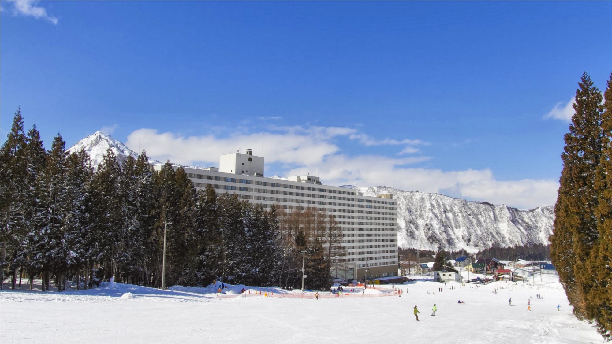 [Hotel exterior (ski season)] The slopes are right in front of the hotel! Go to your room as soon as you get tired of playing ♪