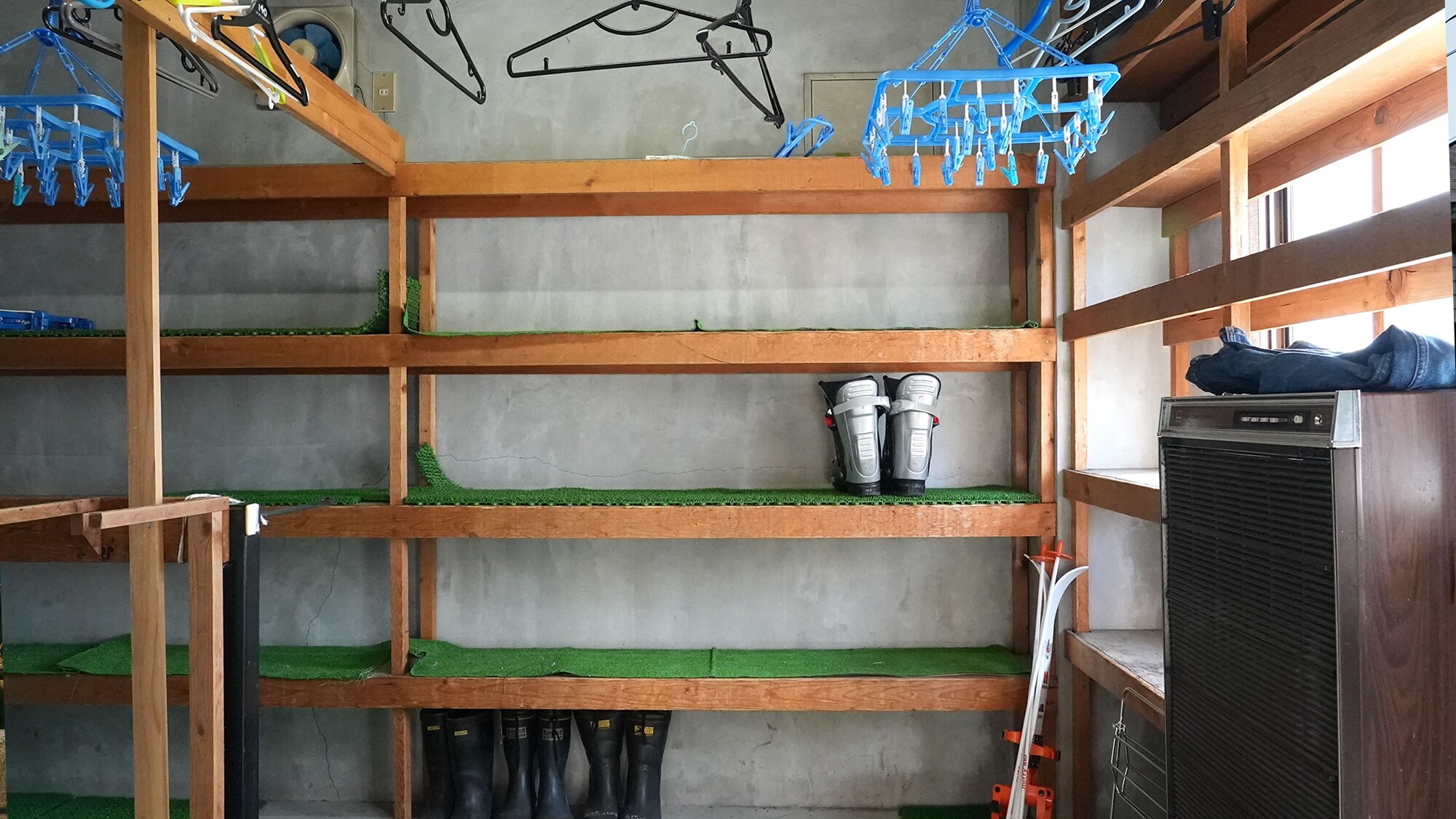 Common area/ski drying room