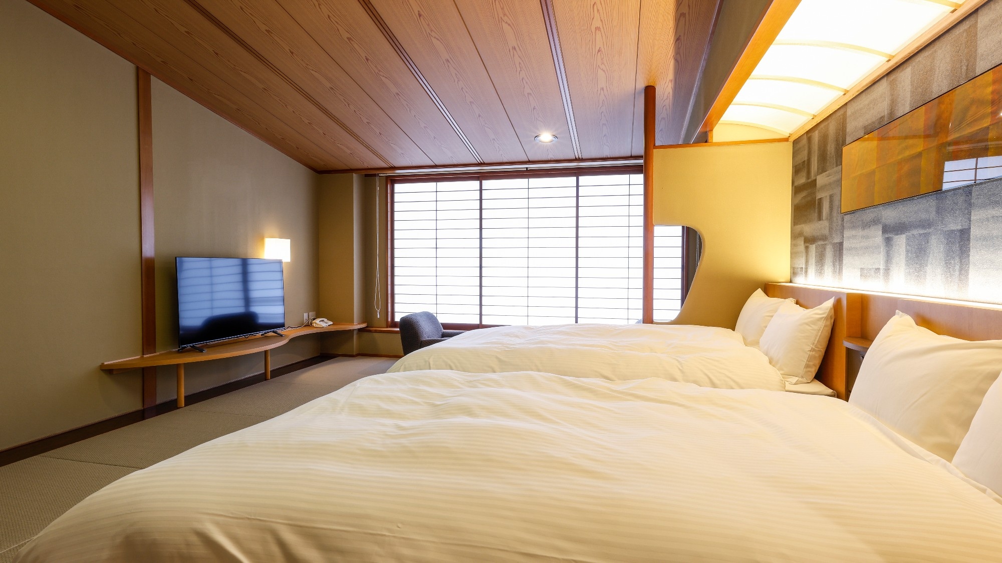 [Comfort Japanese-Western room with bed] A bright room with a comfortable bed and a view of the Sea of Japan.