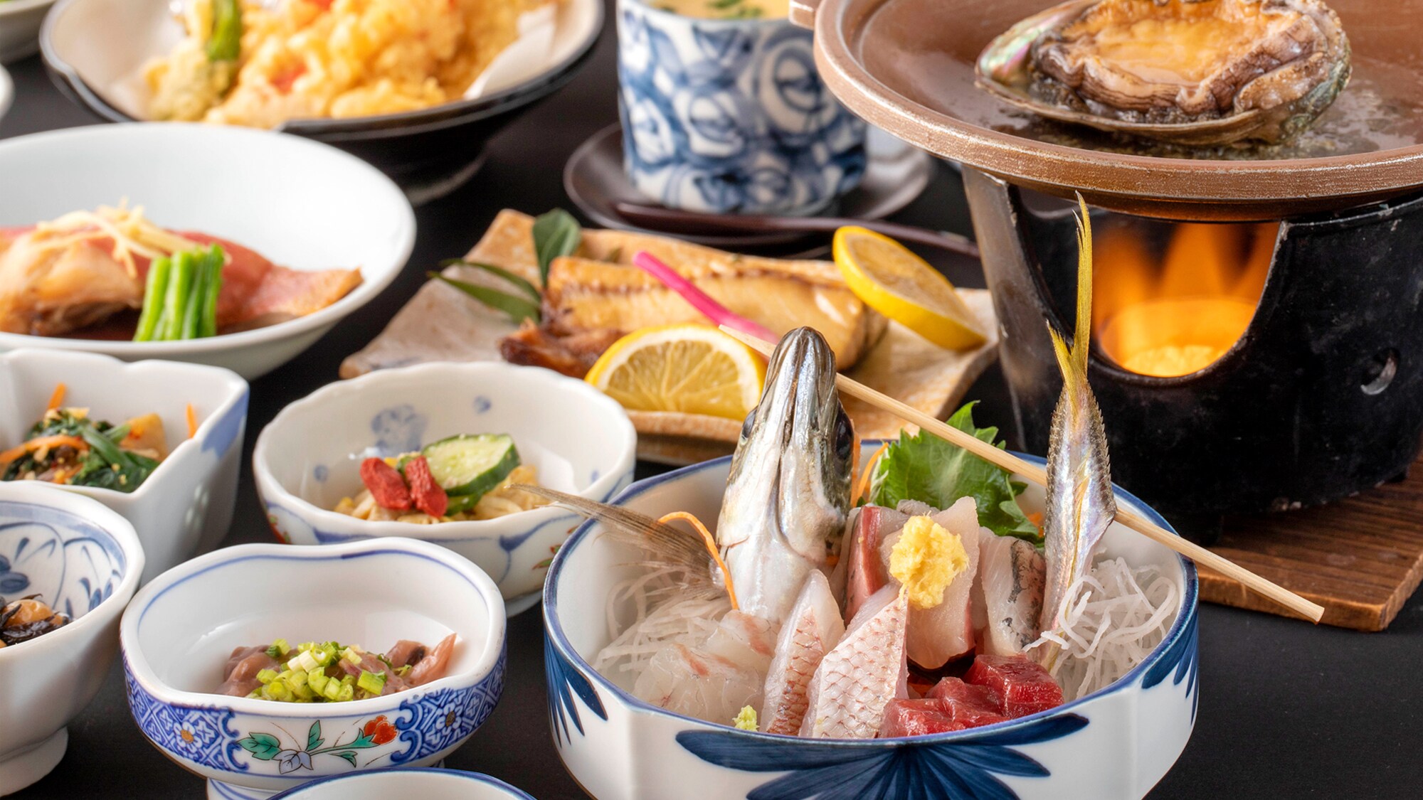 [Assorted 3-piece sashimi course] using fresh seasonal live fish from Atami fishing port *Image for illustration purposes only