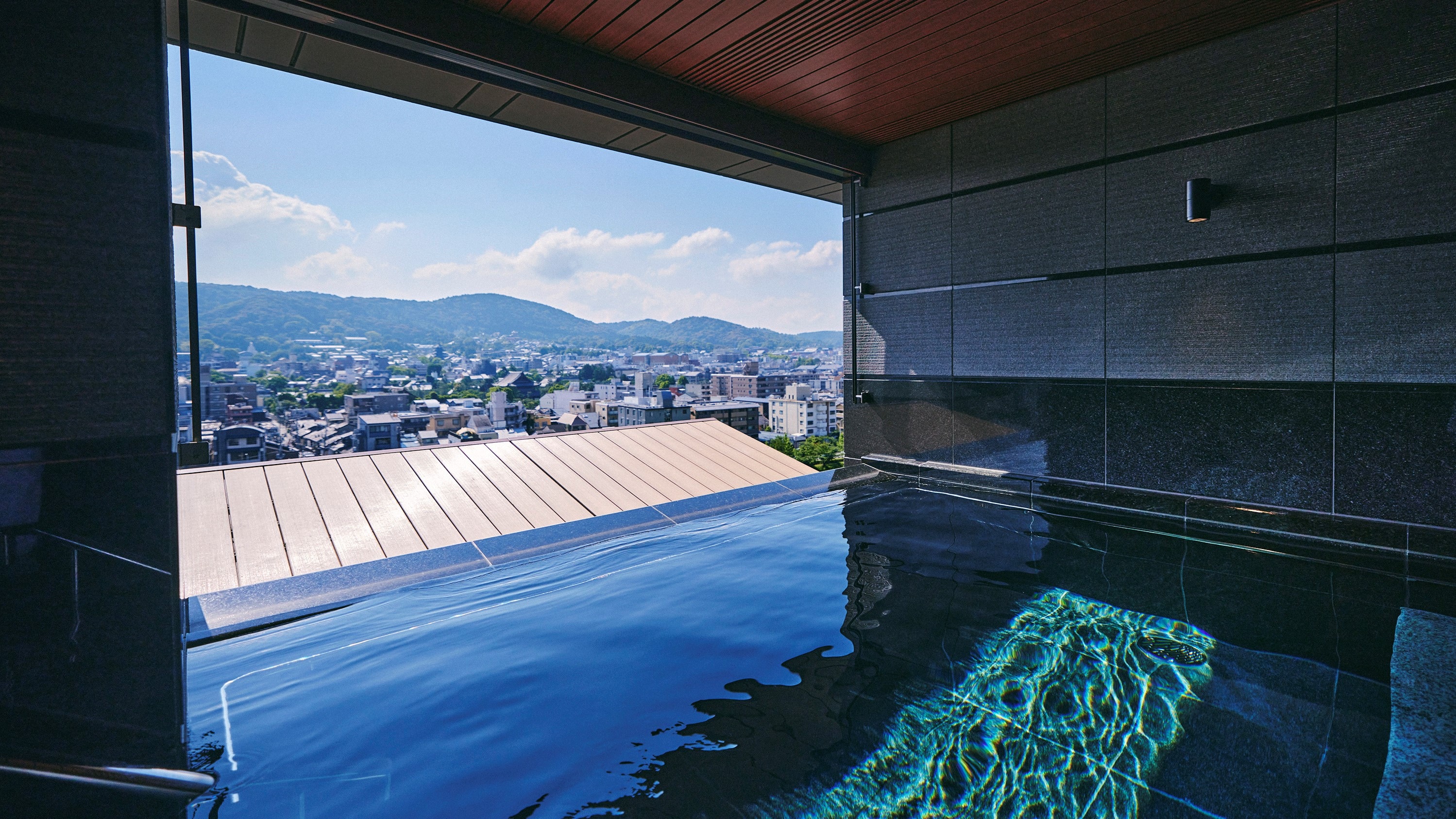 Yasaka-no-Yu: A 1.2m deep standing bath, a relaxing bathtub, and a silky jacuzzi bath, all three types of enjoyment