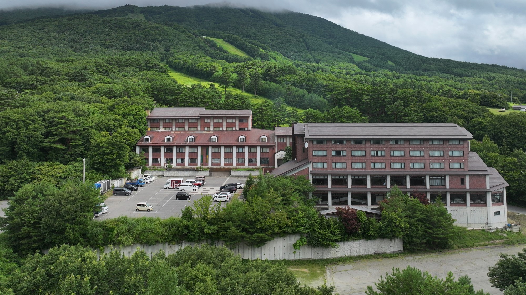 Inawashiro Kanko Hotel is located on the slopes of Mount Bandai in Aizu, overlooking Lake Inawashiro. It is also an ideal base for sightseeing in Aizu.