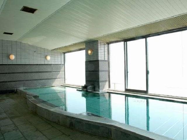 A large public bath with a magnificent view using a natural hot spring that springs from your own source!