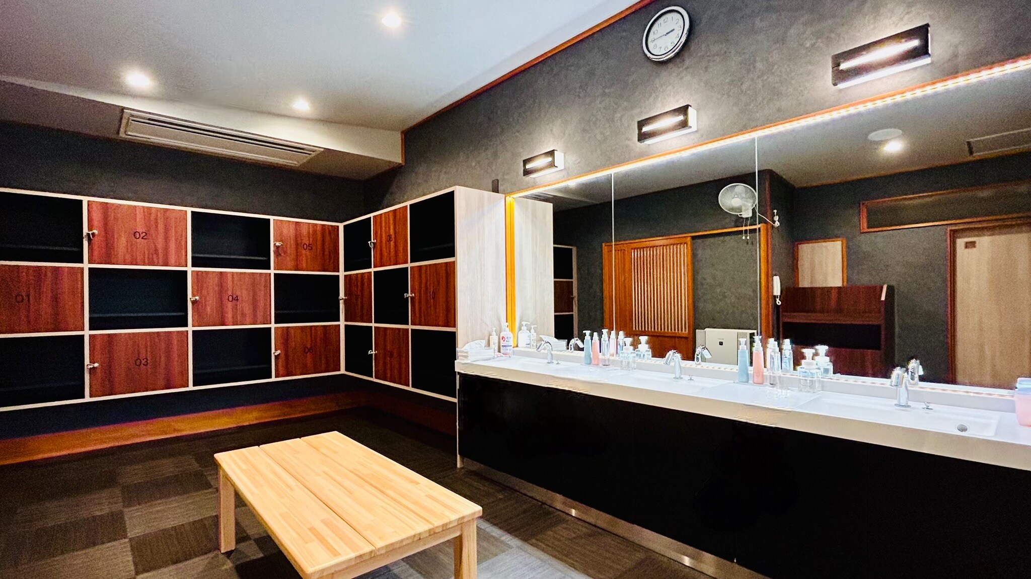 [Dressing room] It has been renovated into a comfortable and pleasant space. Please relax in it after bathing.