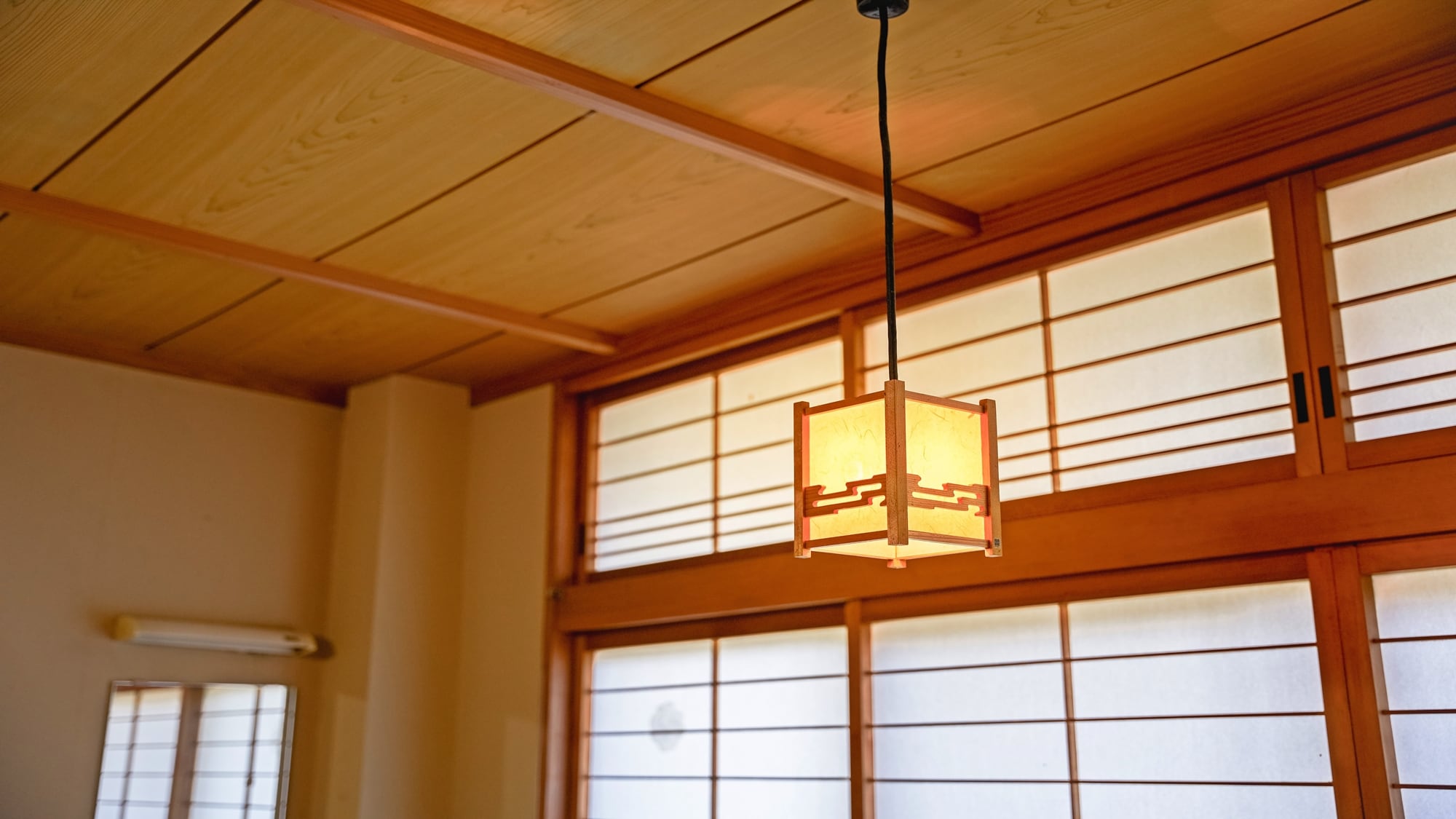 Japanese-style room lighting / The soft light is on. Please relax and unwind.