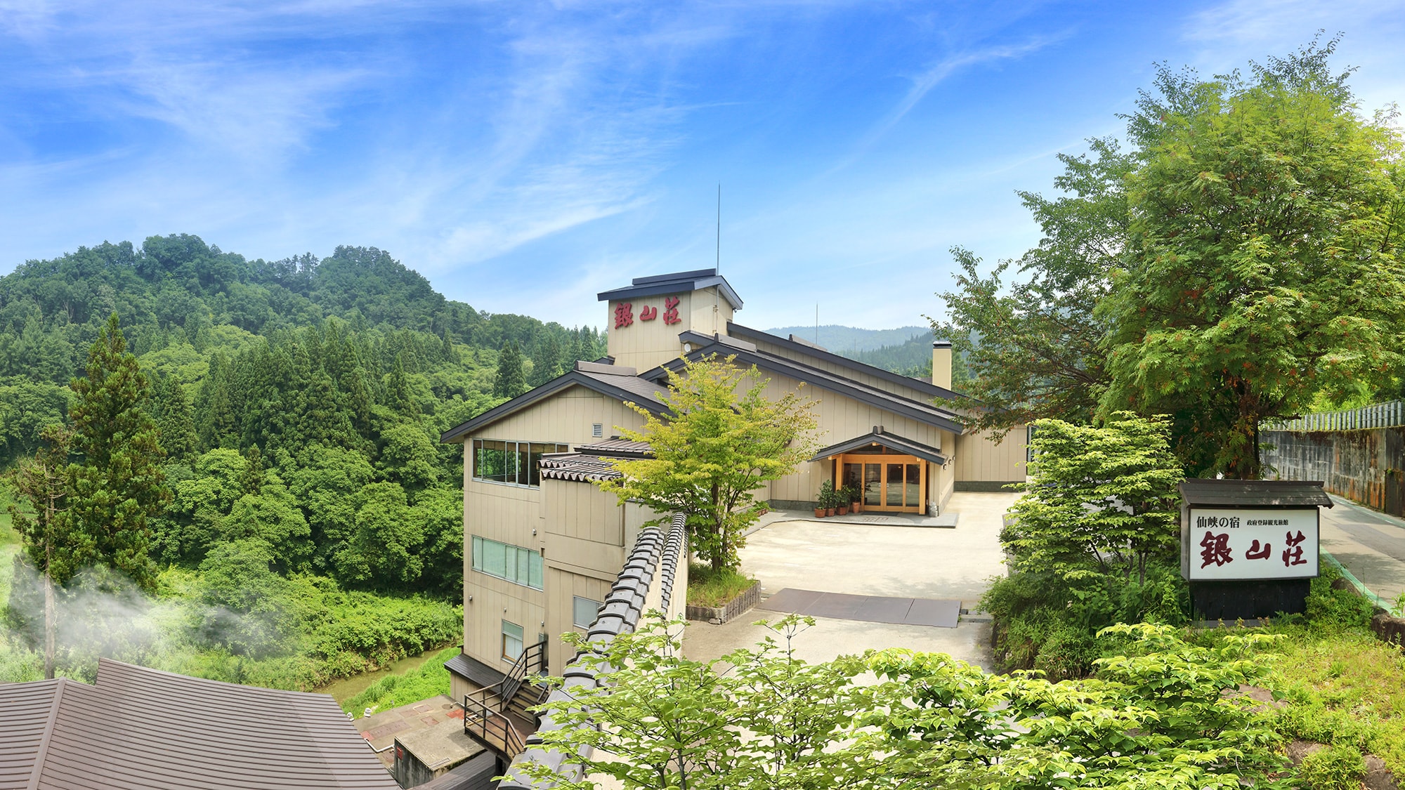 [Exterior view during the day]