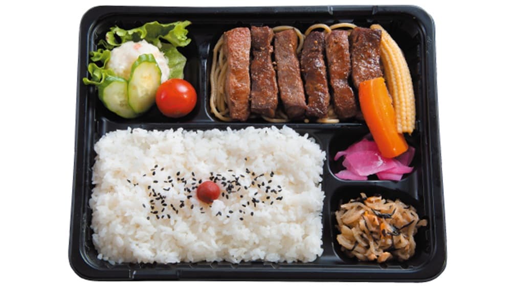 【函館葡萄酒醃漬牛排便當】選用當地甚平牛柳和函館葡萄酒。只有在這裡才能享用到的奢華便當。