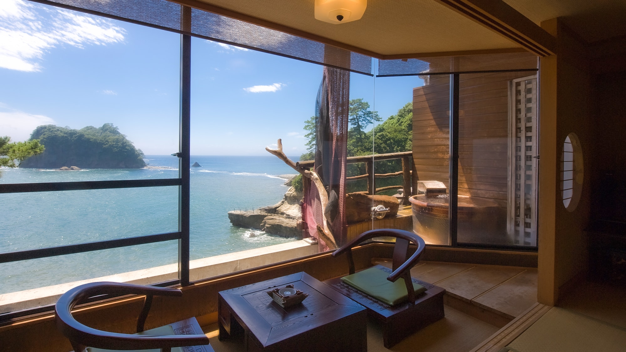 ■ Enjoy the spectacular view of the refreshing sea. [Japanese-style room with a superb view open-air bath]