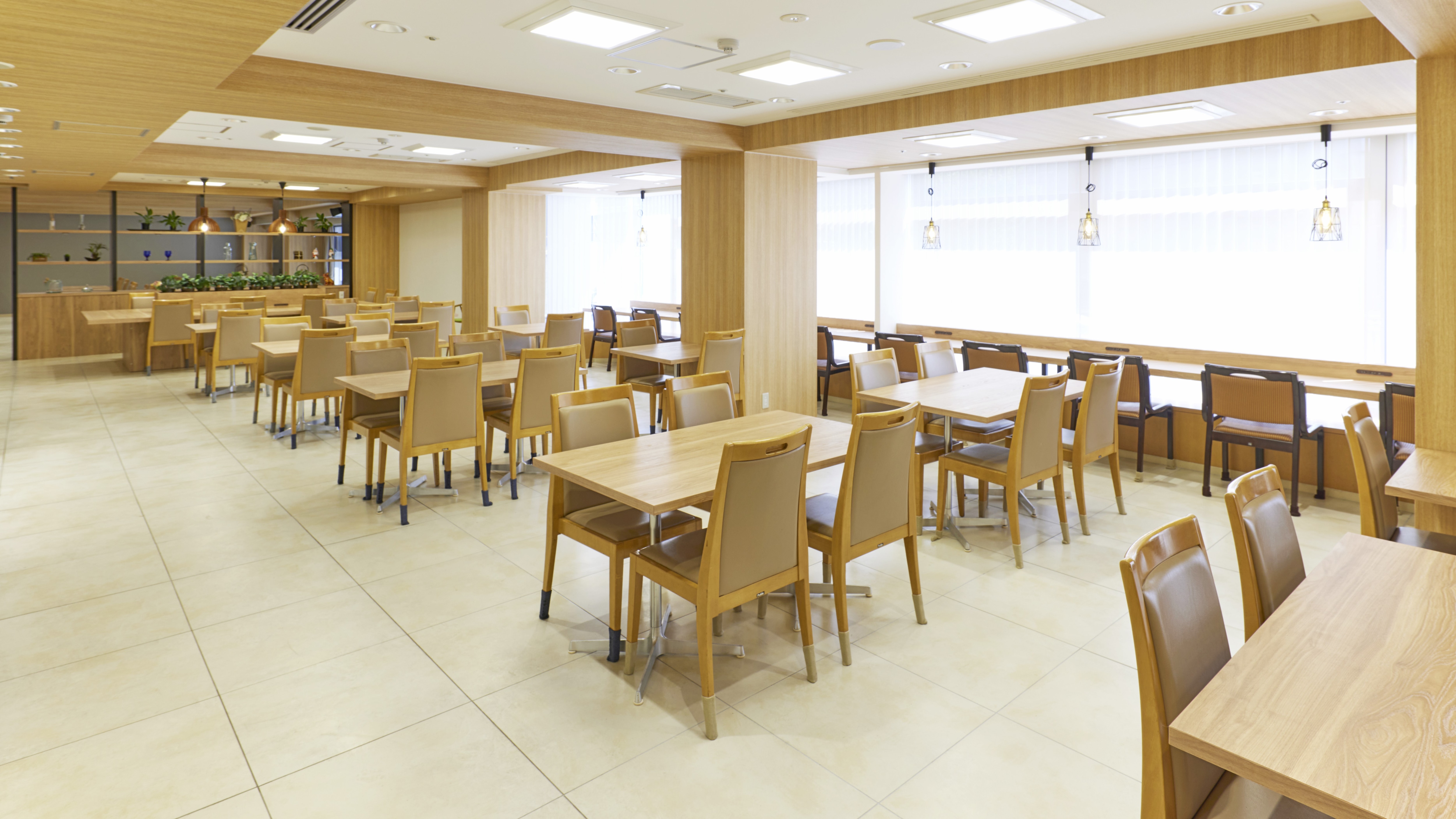 Restaurant: Enjoy a refreshing breakfast in a bright, sunny restaurant.