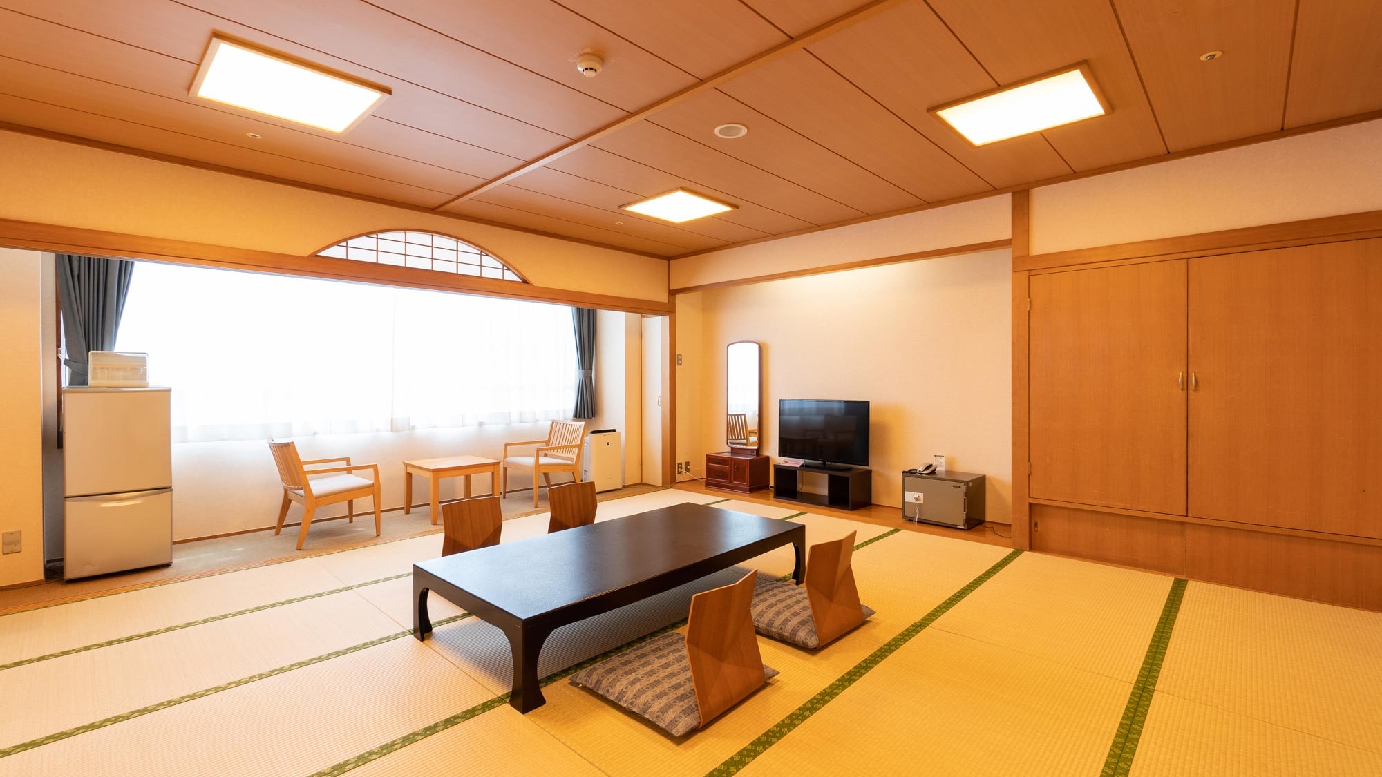 Japanese-style room 16 tatami mats