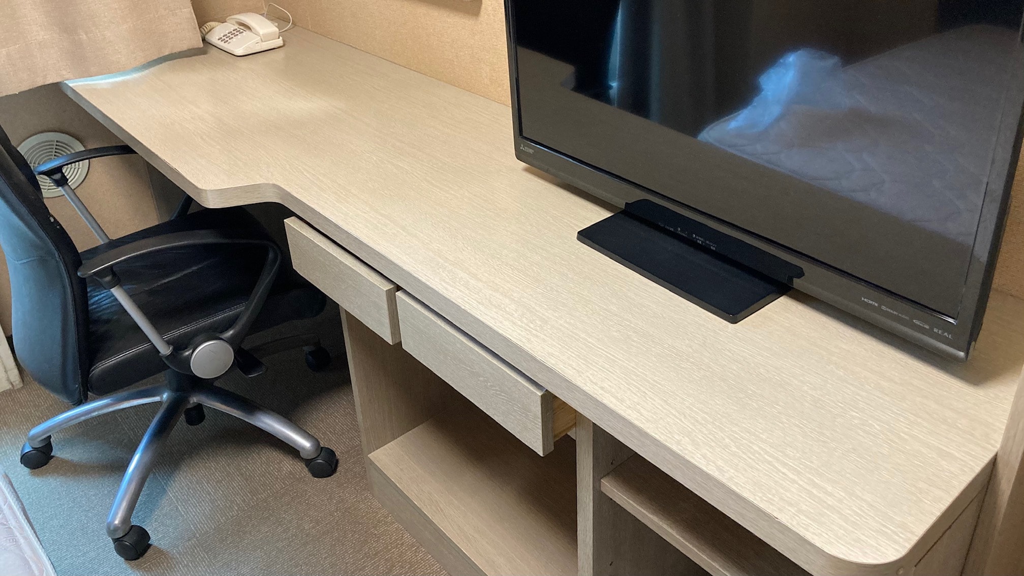 Ideal for telework Large desk Length 212 cm Work space 103 cm Depth 60 cm