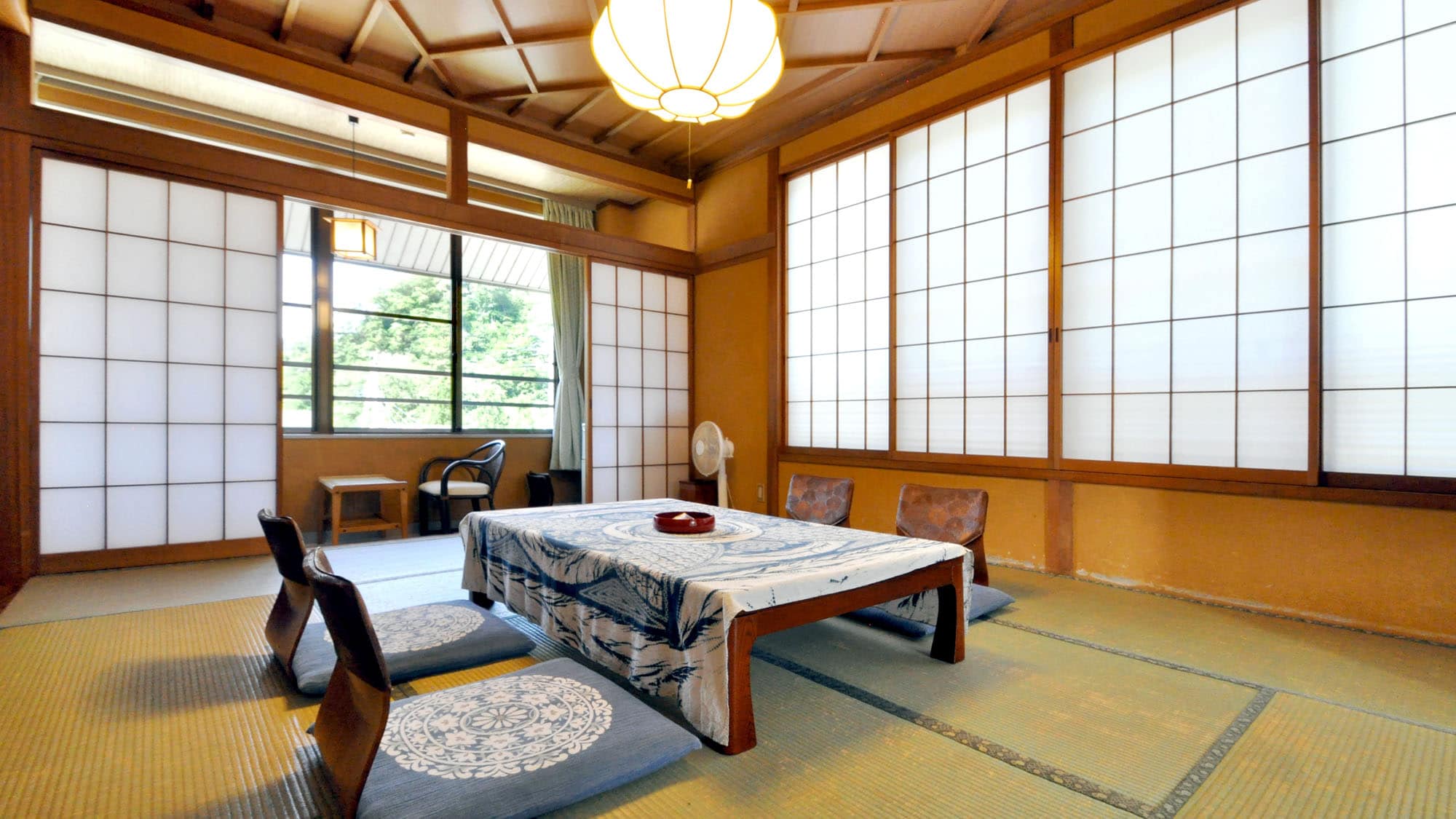 [16 tatami Japanese-style room (no toilet)] The soft scent of tatami and wood will soothe you.