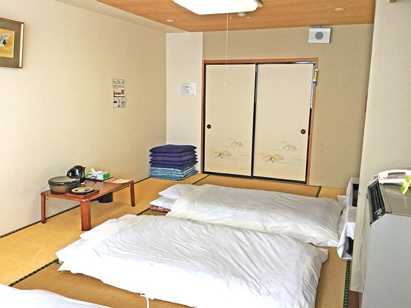 Medium room 1 with futon