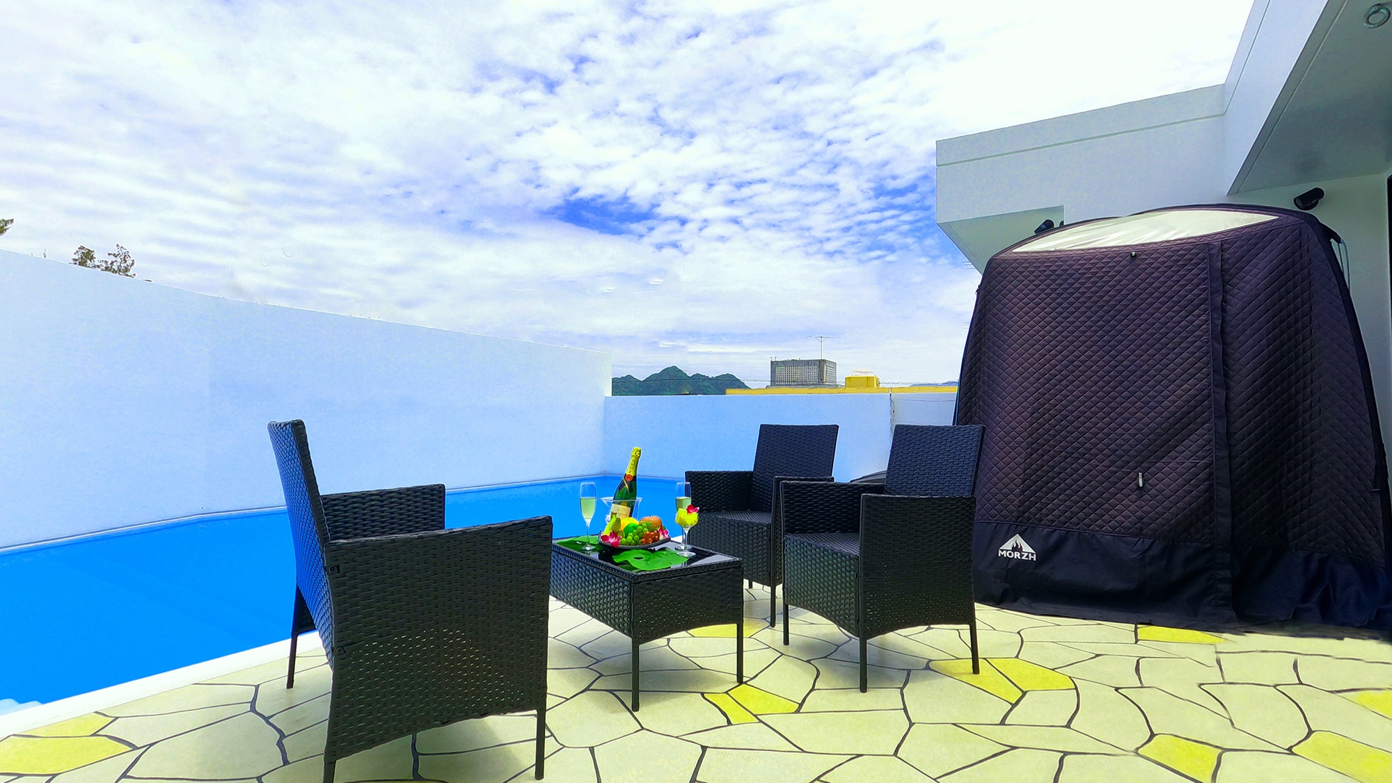 [Executive] Comes with a pool and tent sauna for fun for children and adults alike.