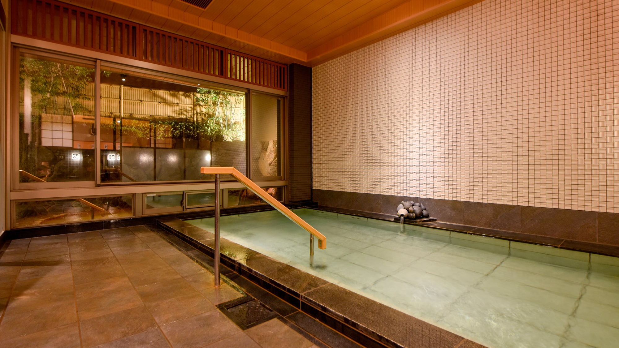 [Large communal bath A, private source hot spring] In the large communal bath, men's and women's baths change in the morning and at night. Enjoy a different atmosphere.