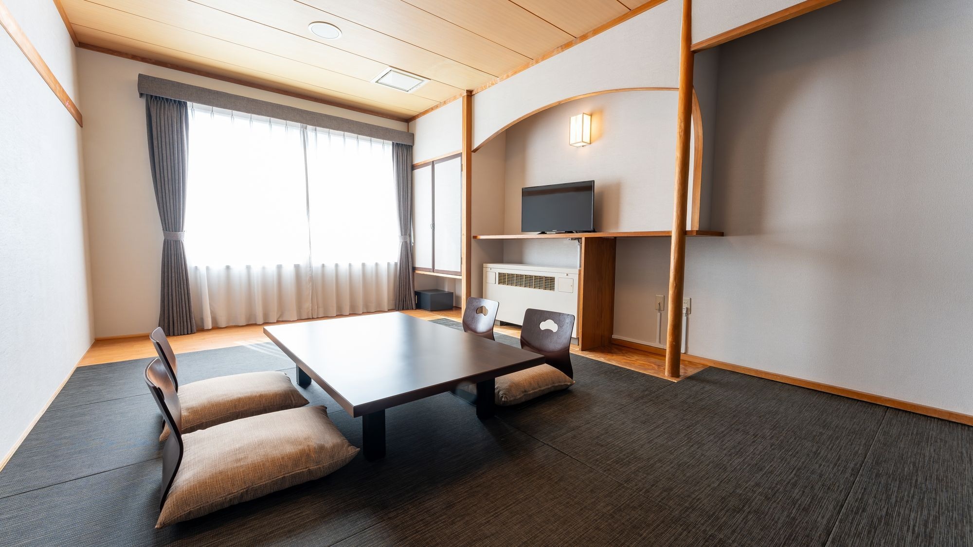 Standard Japanese-style room (10 tatami mats) (lower floors)