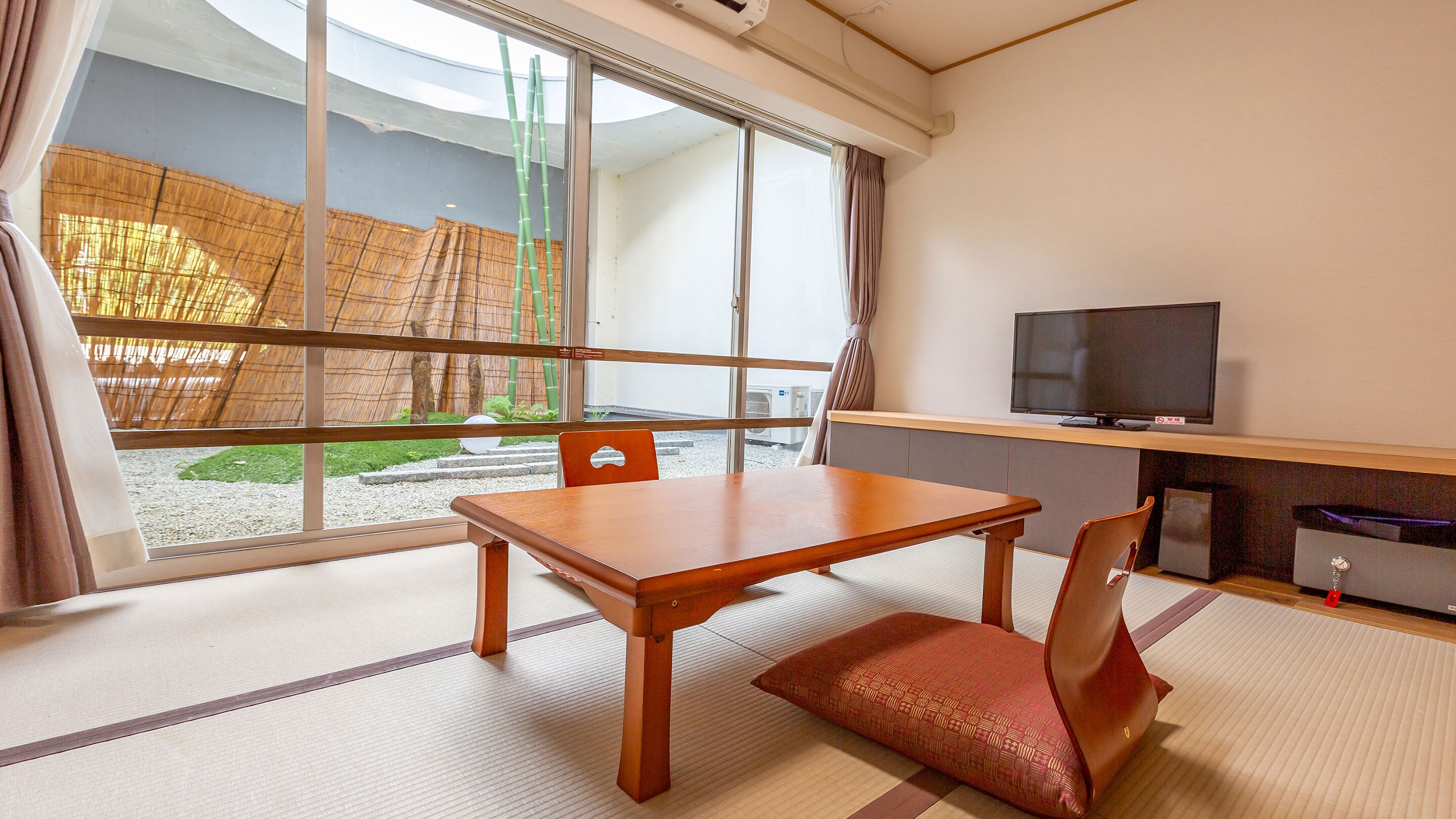 Suite Phòng đôi kiểu Nhật-Tây có sức chứa 3 người và có phòng tắm riêng