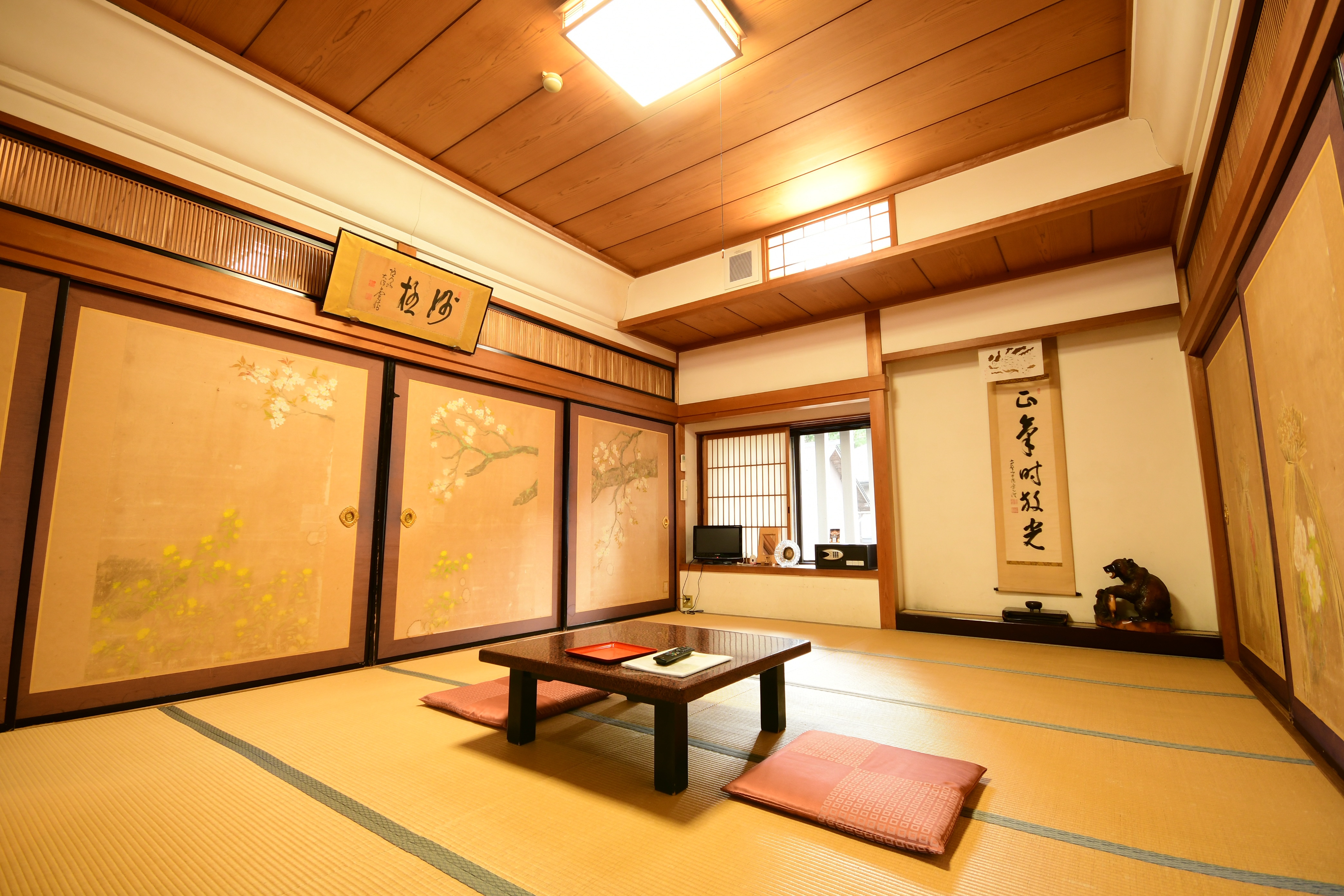 An example of a Japanese-style room with sliding doors (12-15 tatami mats) (with air conditioning and Wi-Fi)