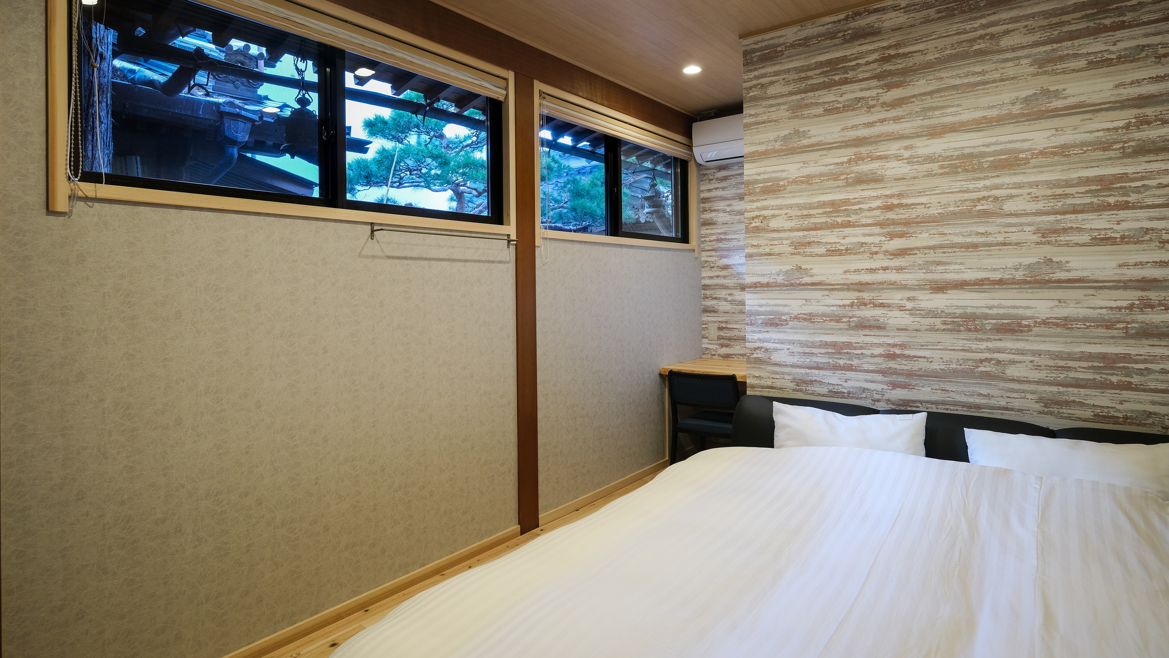 Western-style corner king bed