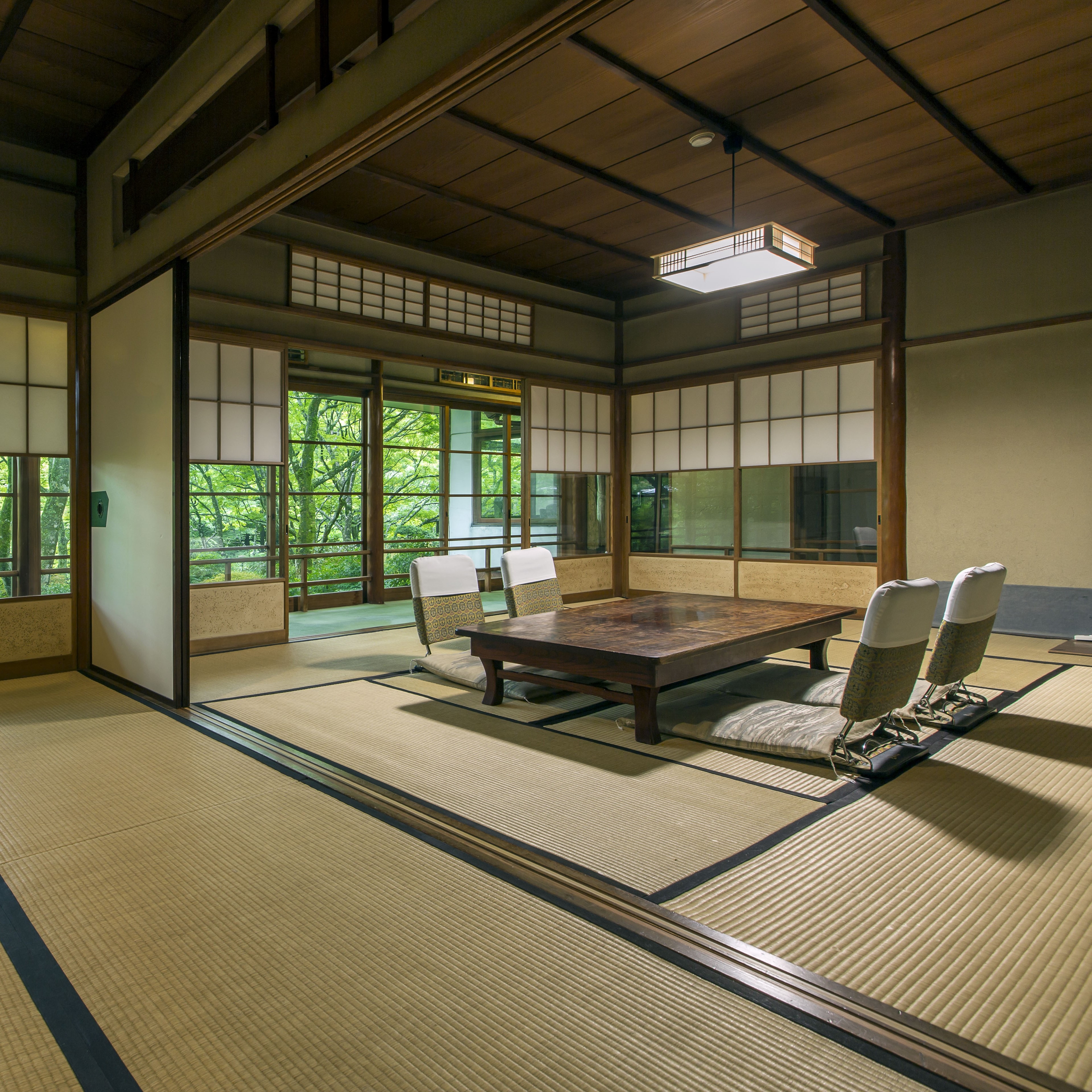 [Away guest room, Kinkatei Hachishuan] This is the largest distance. Honma is connected to Hachishuan across the corridor and the Western-style room.