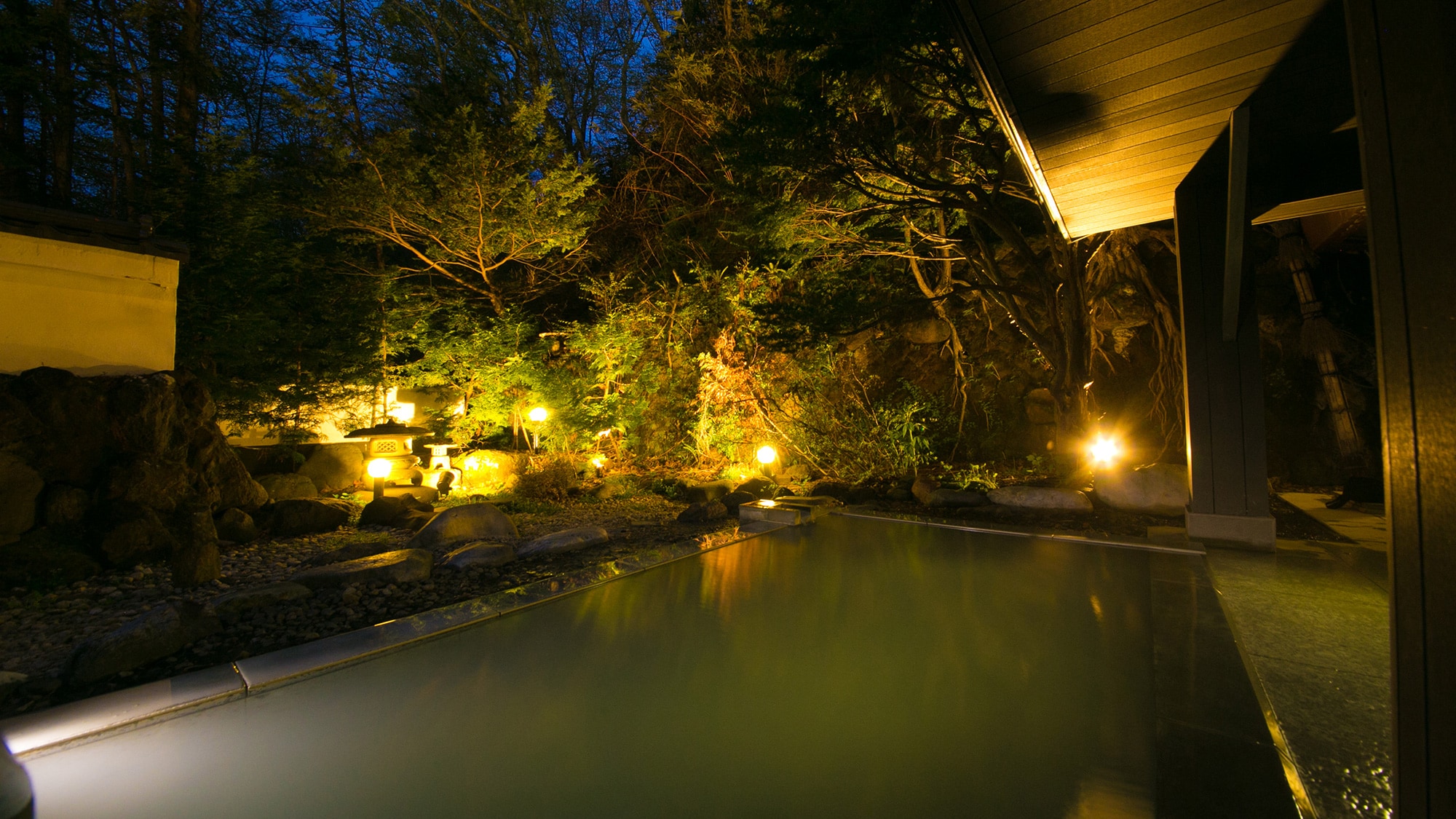 [Open-air bath] Soaking in the open-air bath under the starry sky while feeling the scent of sulfur and the night breeze on your skin is an exceptionally pleasant experience.