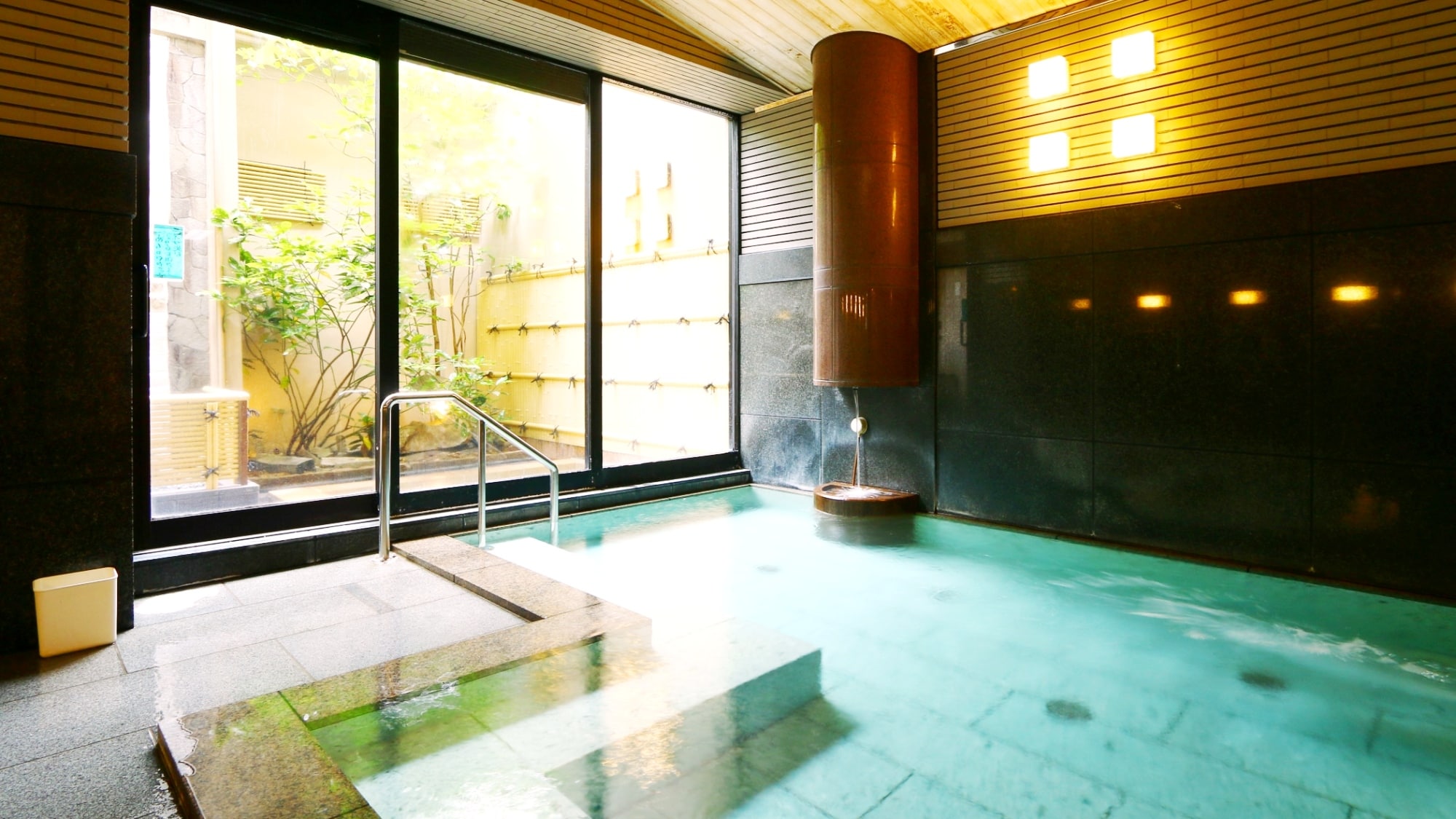 The hot springs of Yuwaku Onsen were loved by successive feudal lords of the Kaga Domain. Both the indoor and outdoor baths can be enjoyed as much as you like 24 hours a day.