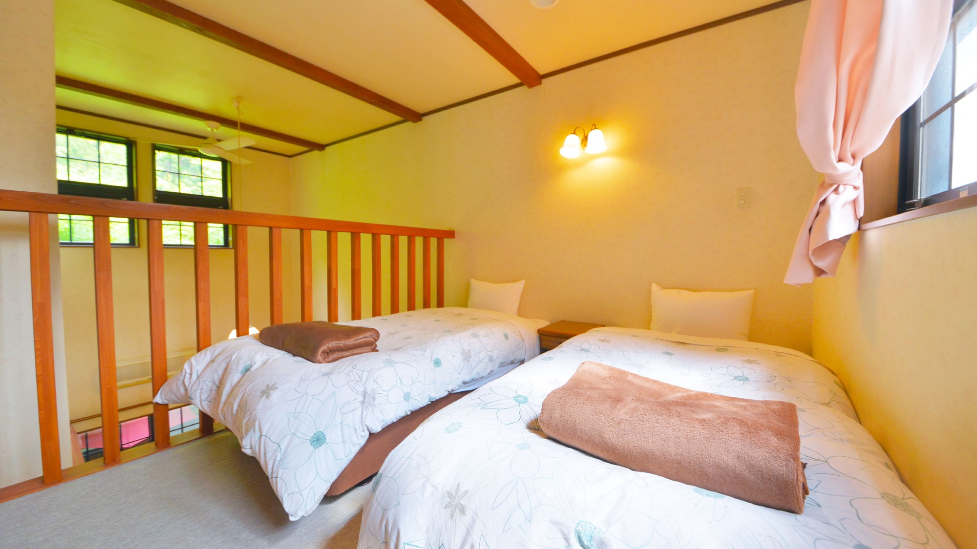 [Maisonette Western-style room / Guest room with open-air garden bath] The bedroom on the second floor has the charm of a secret base.