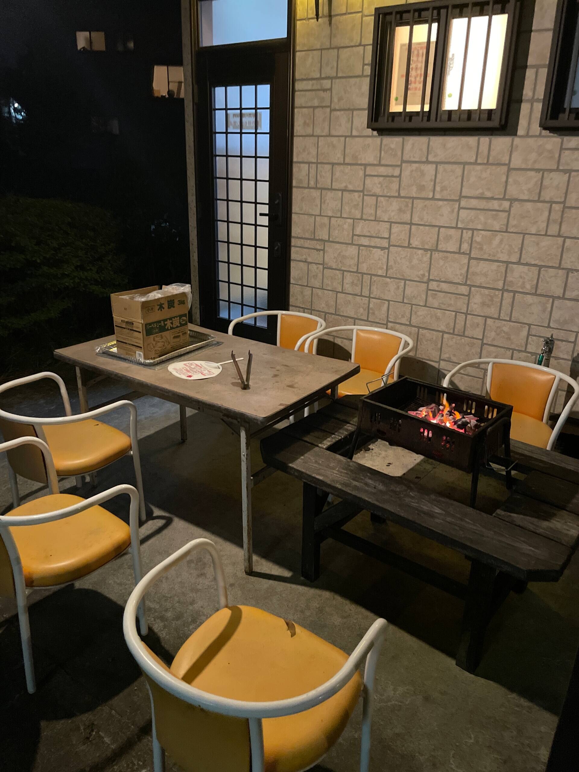 小型建筑，夜间烧烤露台