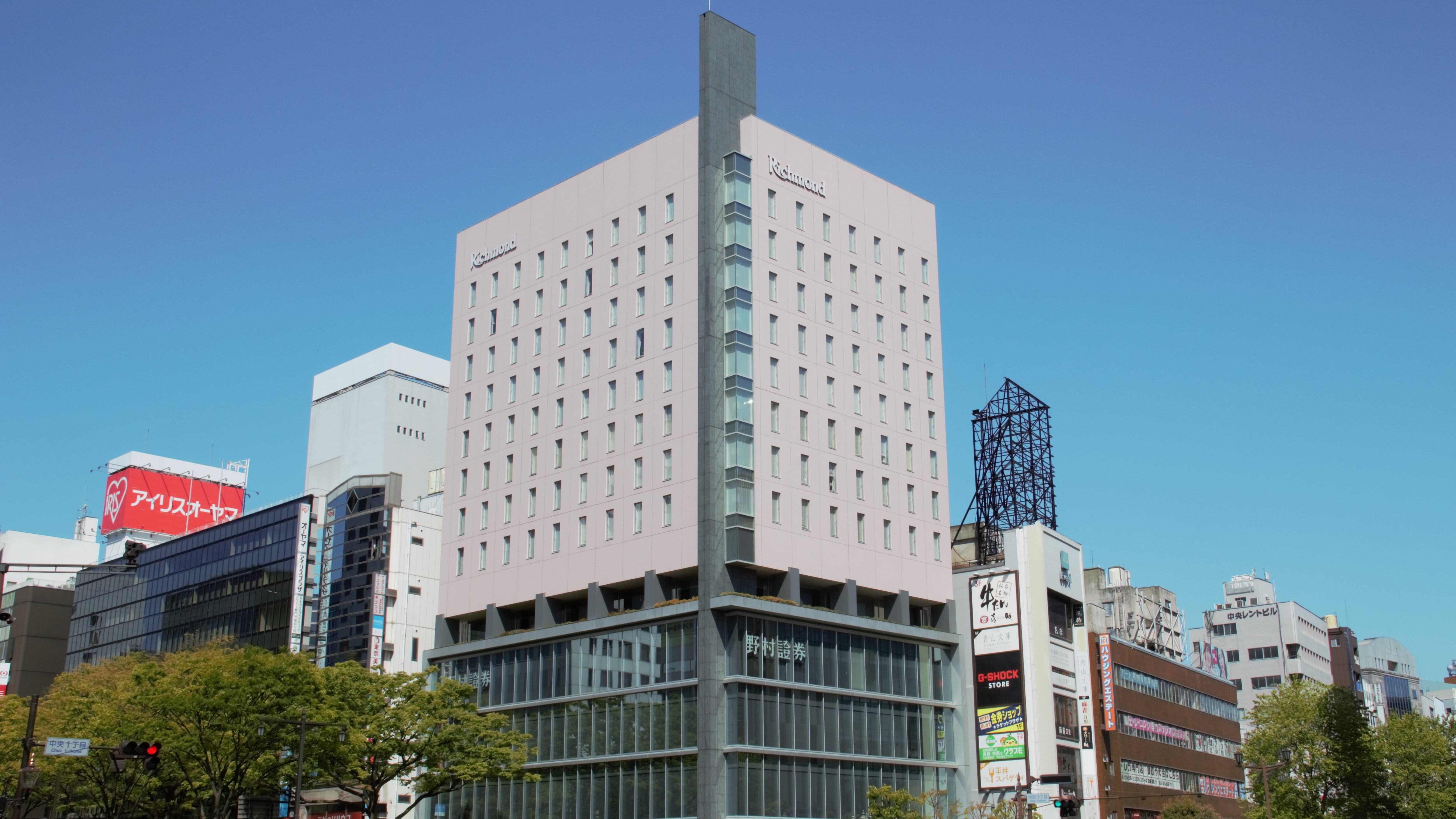 The building whose upper half is pink is a landmark