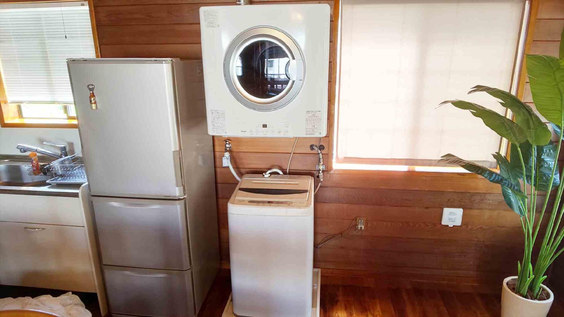 房間內有洗衣機和烘乾機