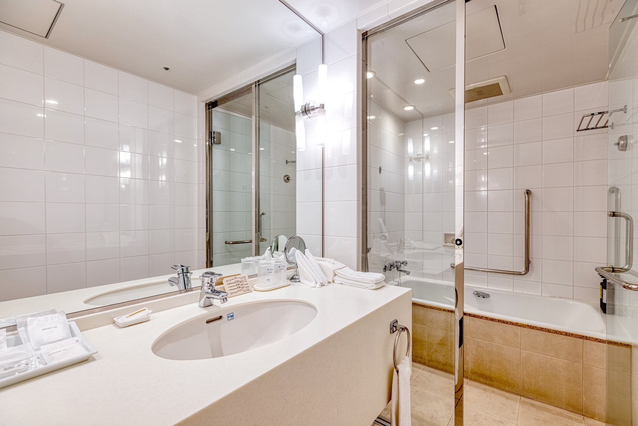 Phòng tắm đôi tiêu chuẩn: Kích thước bồn tắm 160cm x 78cm, giúp bạn thoải mái duỗi chân.