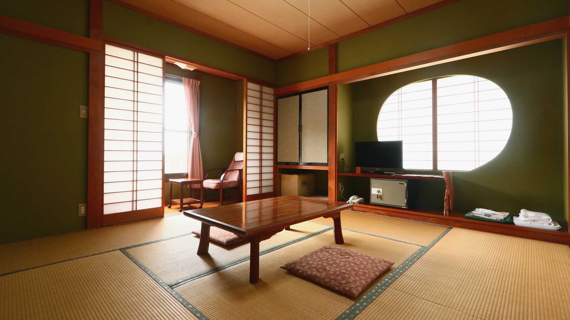 8 tatami Japanese-style room - you can relax here.
