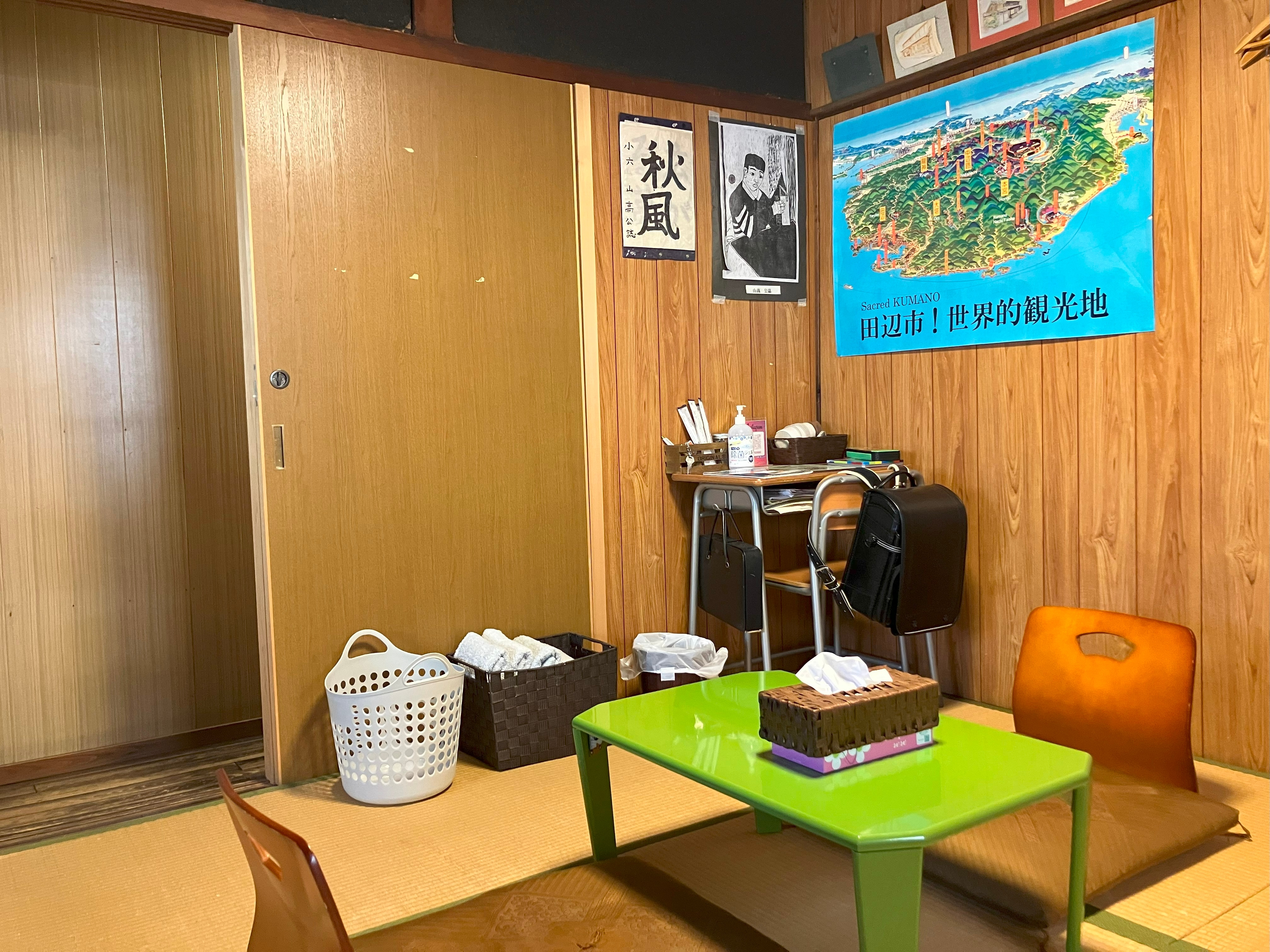 ・2nd floor guest room B: Wi-Fi is available for your comfort