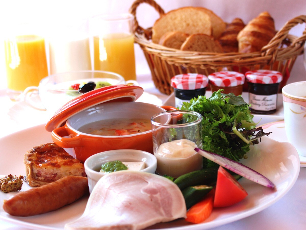 OPA 風格的早餐包括新鮮的蔬菜和自製的麵包！