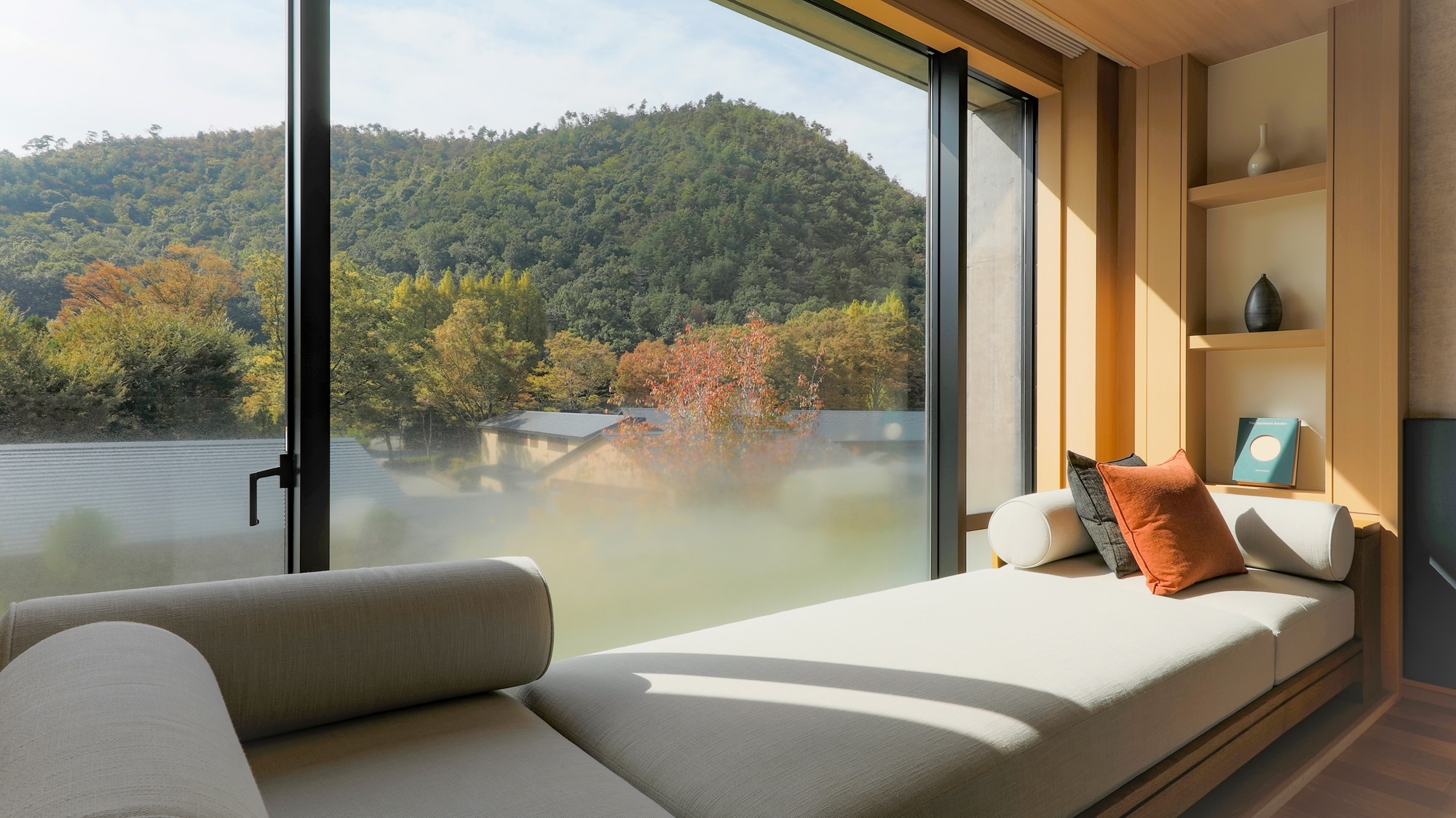 ◆高峰豪华客房| 50平米客房，可从大窗户欣赏雄伟的高峰山景色