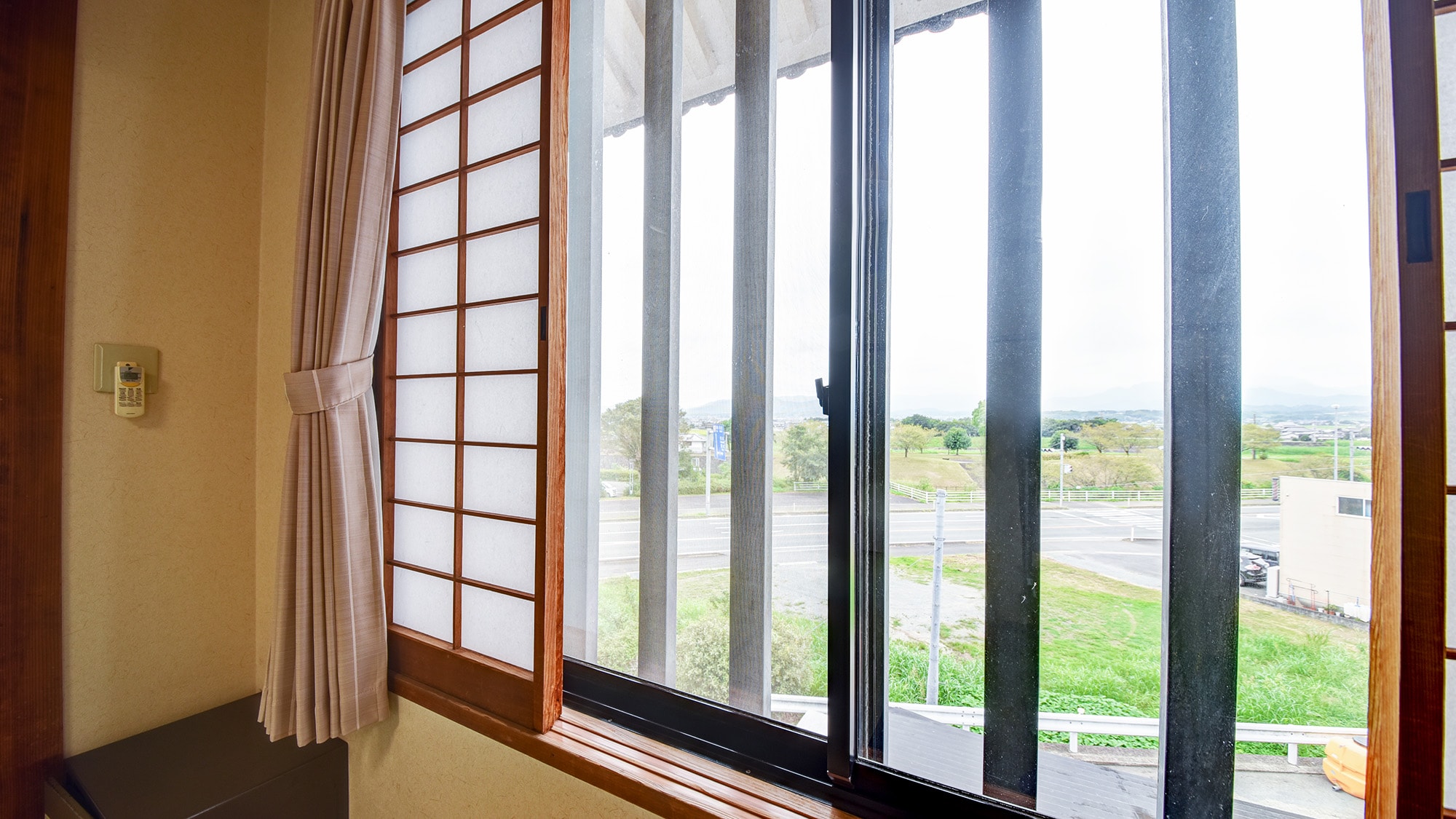 *[Example of a Japanese-style room] View from the room. You can also see outside from the wide window!