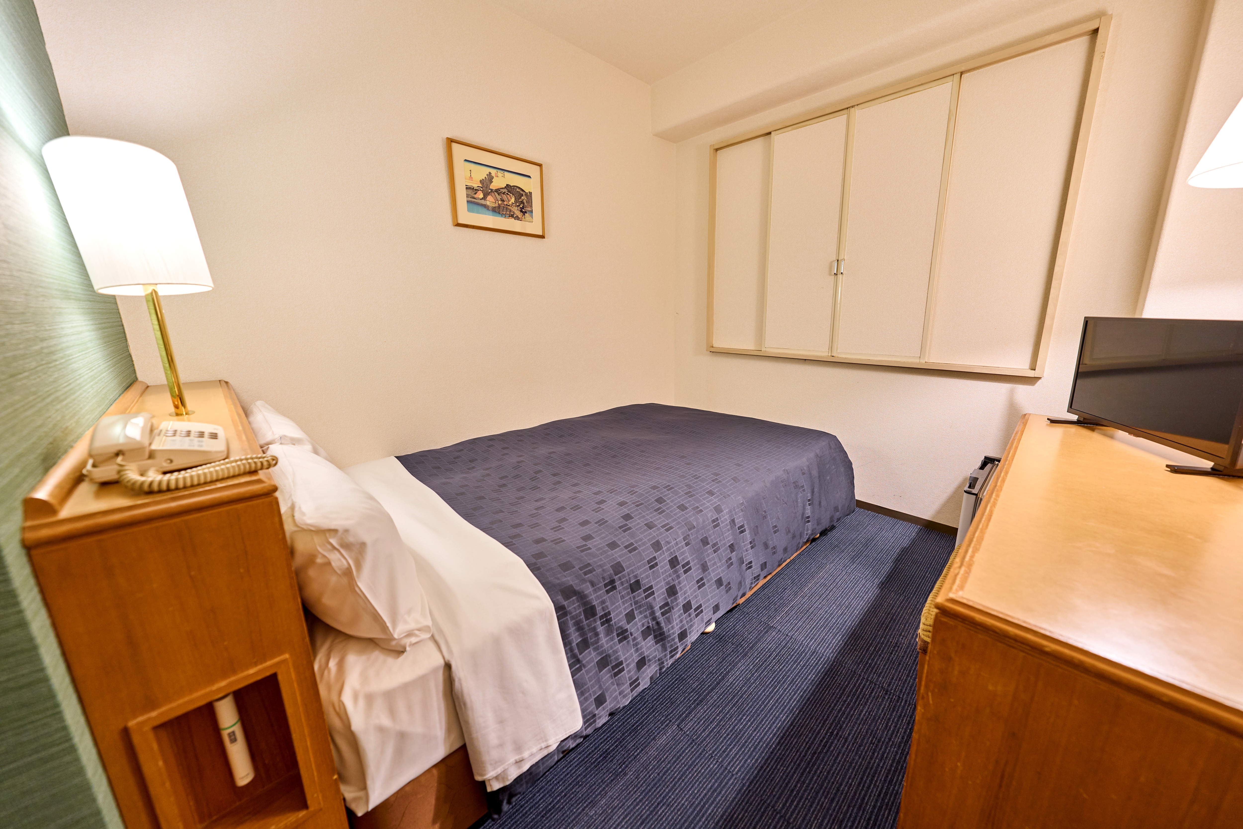 Semi-double room / Bed width 125cm