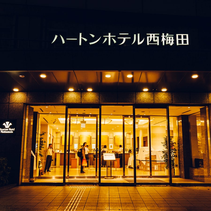 ■ Entrance (night)