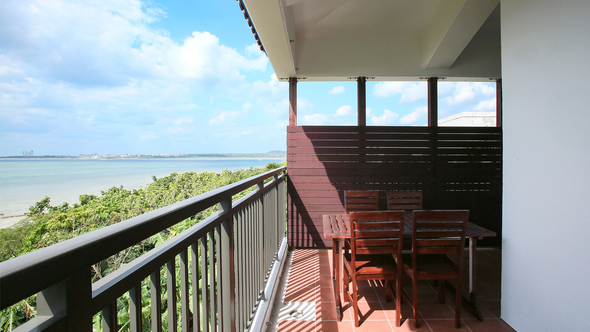 ・ <Suite room Murikabushi> You can overlook the beautiful beach from the veranda!