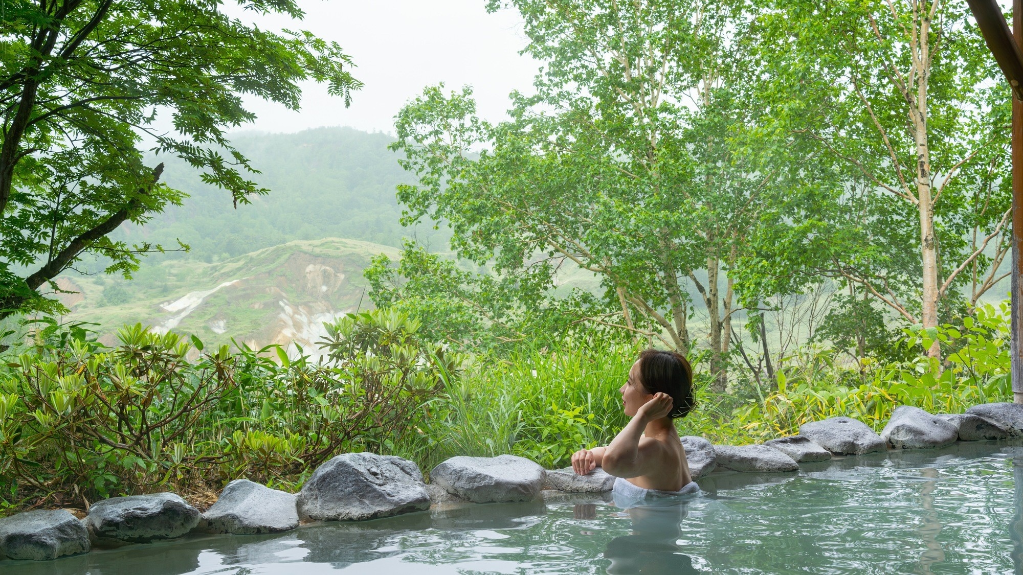 Shakunage no Yu (Roofed open-air bath for women only)