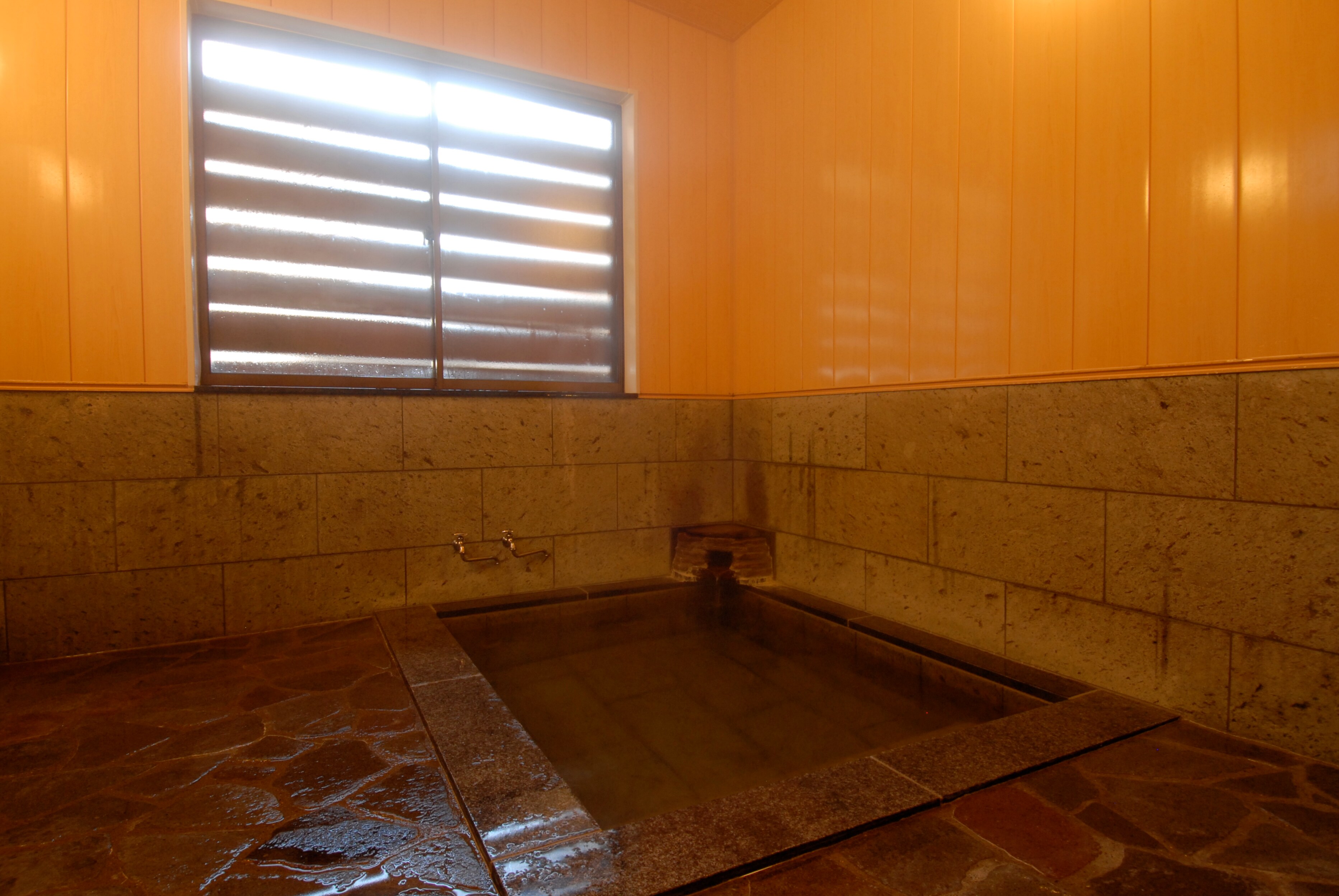 This is a shared bath.