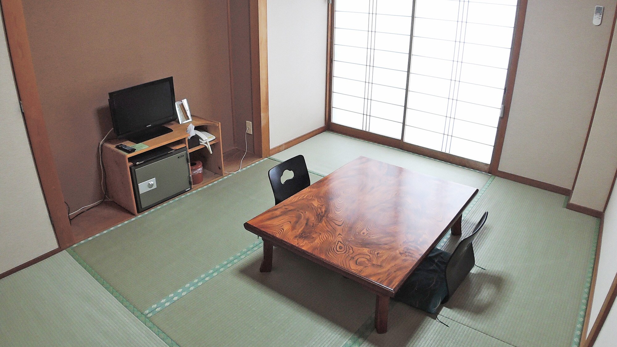 * Japanese-style room 6 tatami mats (example) ◎ Equipped with air conditioning and TV.