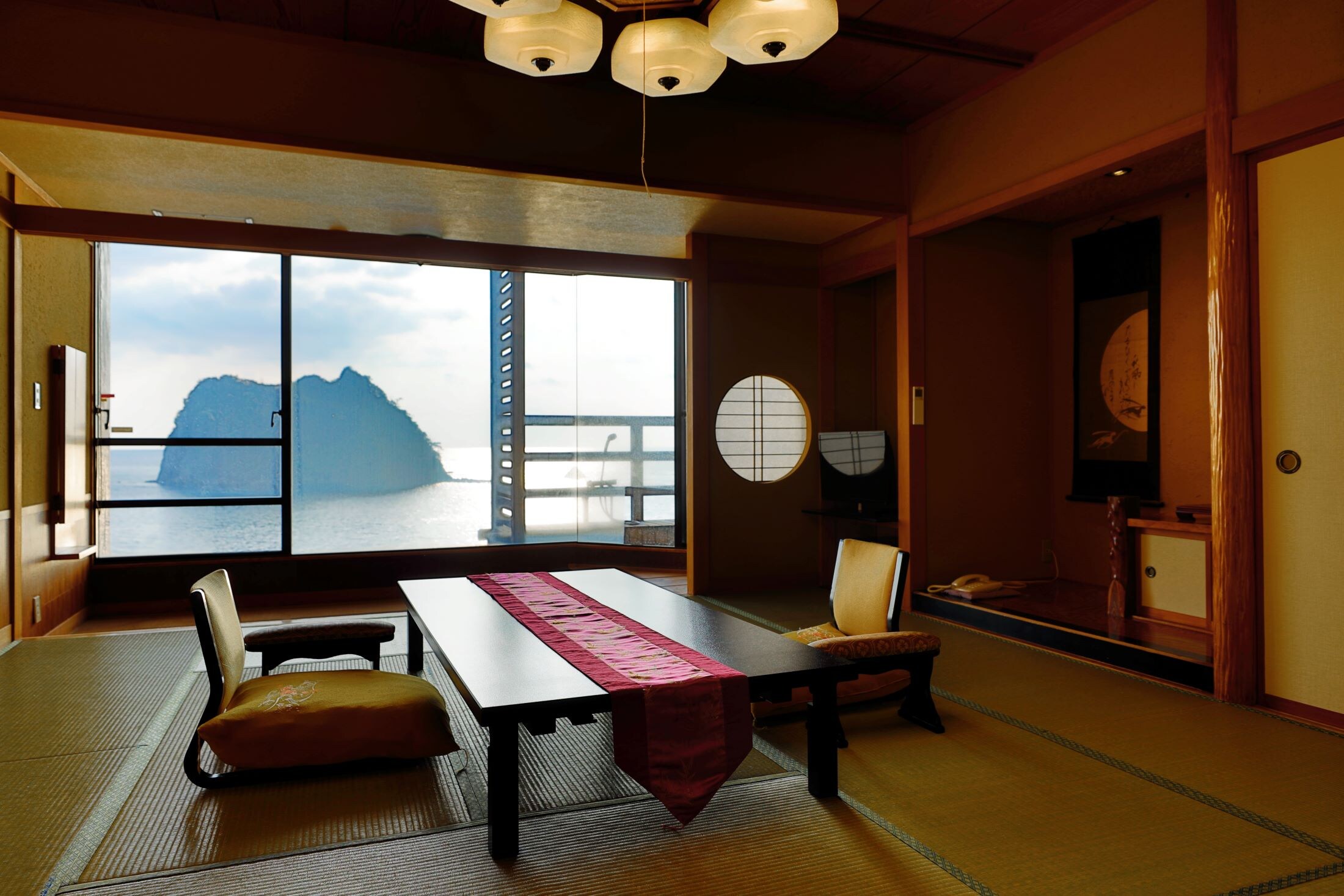 Guest room with open-air bath | 12.5 tatami mat + 6 tatami mat Japanese-style room + wide veranda + open-air bath. This room is popular with couples and families.