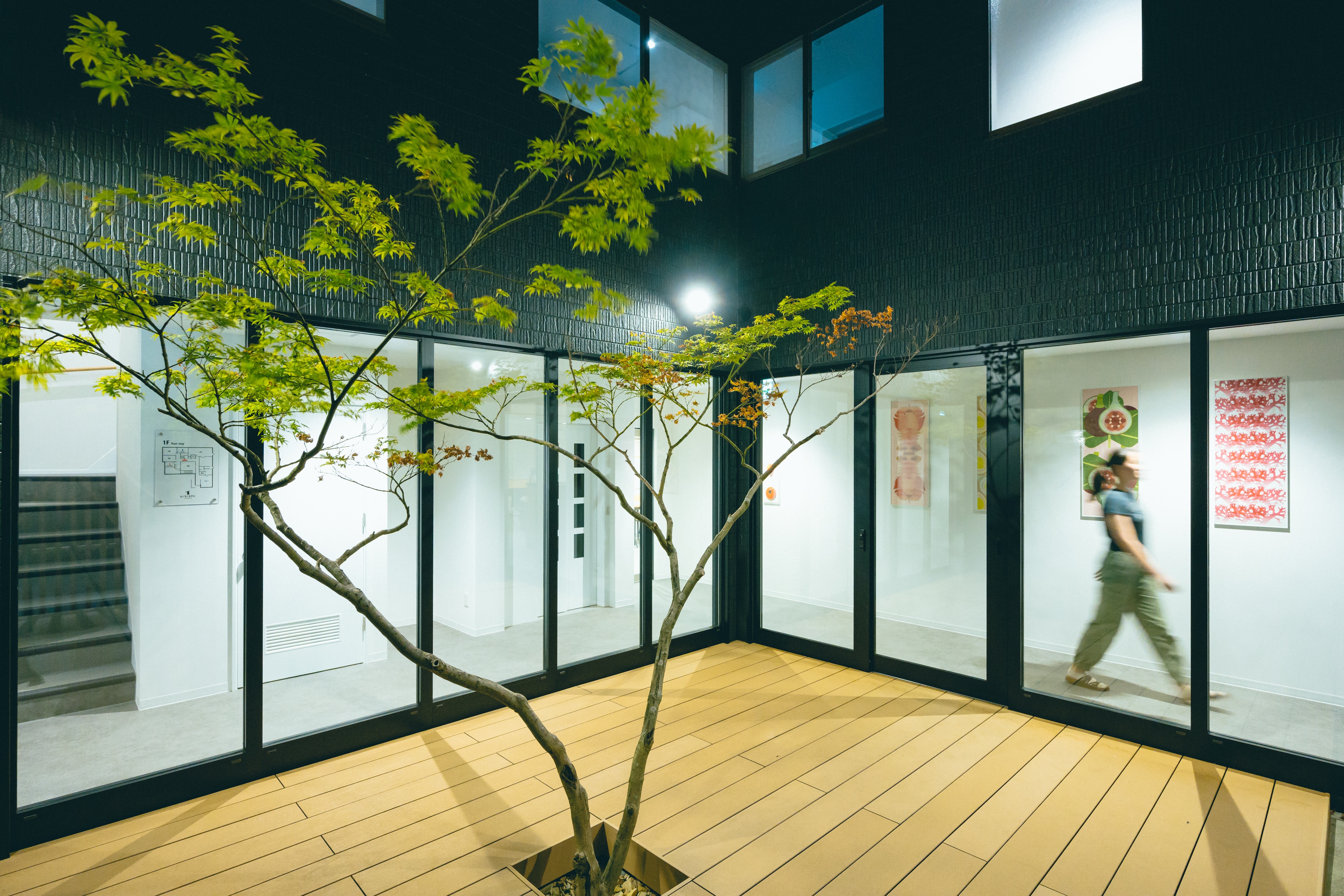 มีต้นไม้สัญลักษณ์วางอยู่บนระเบียงเล็ก ๆ