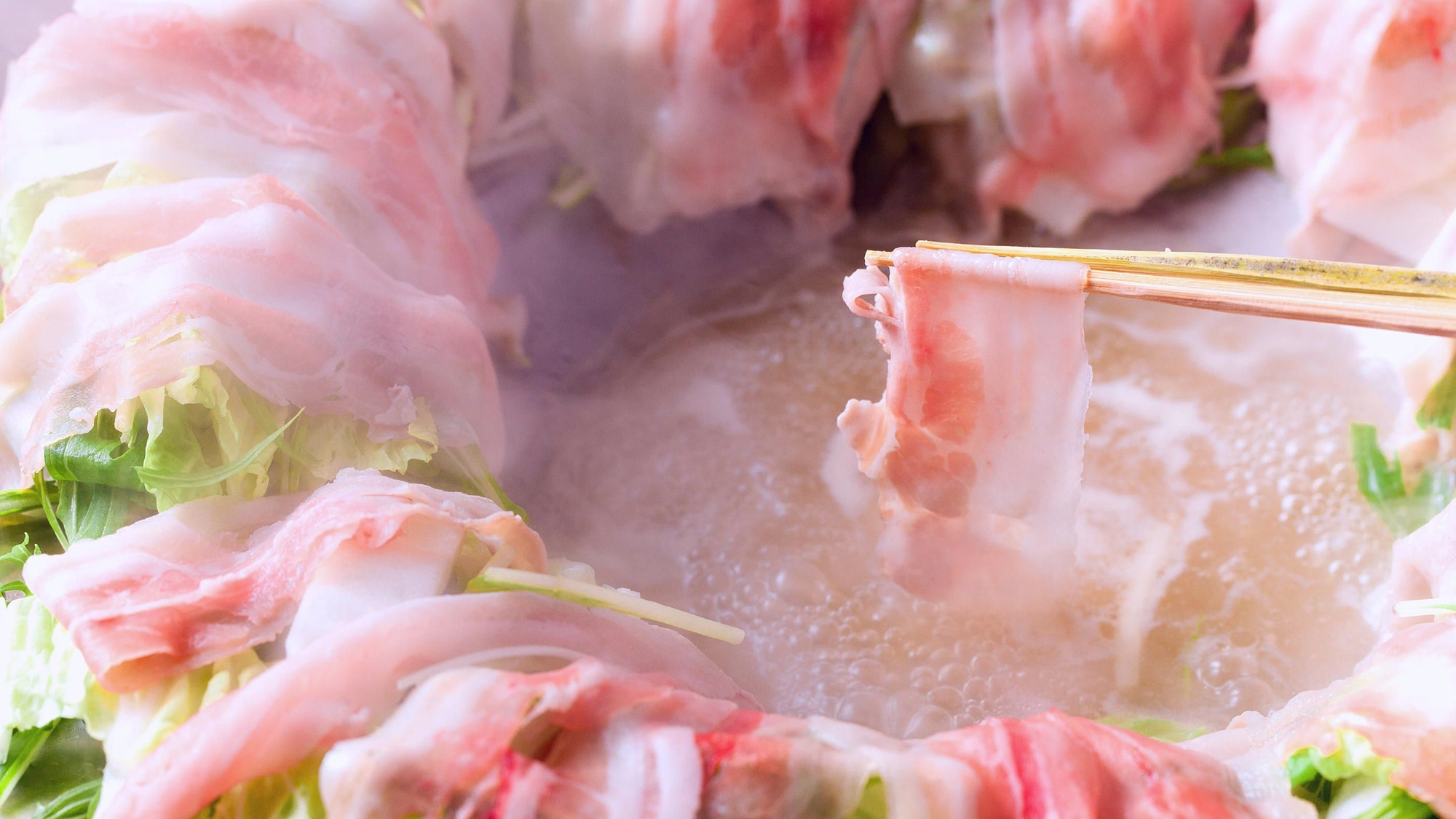 Piring kolagen Nikmati daging babi Yaka dengan sup jahe susu kedelai
