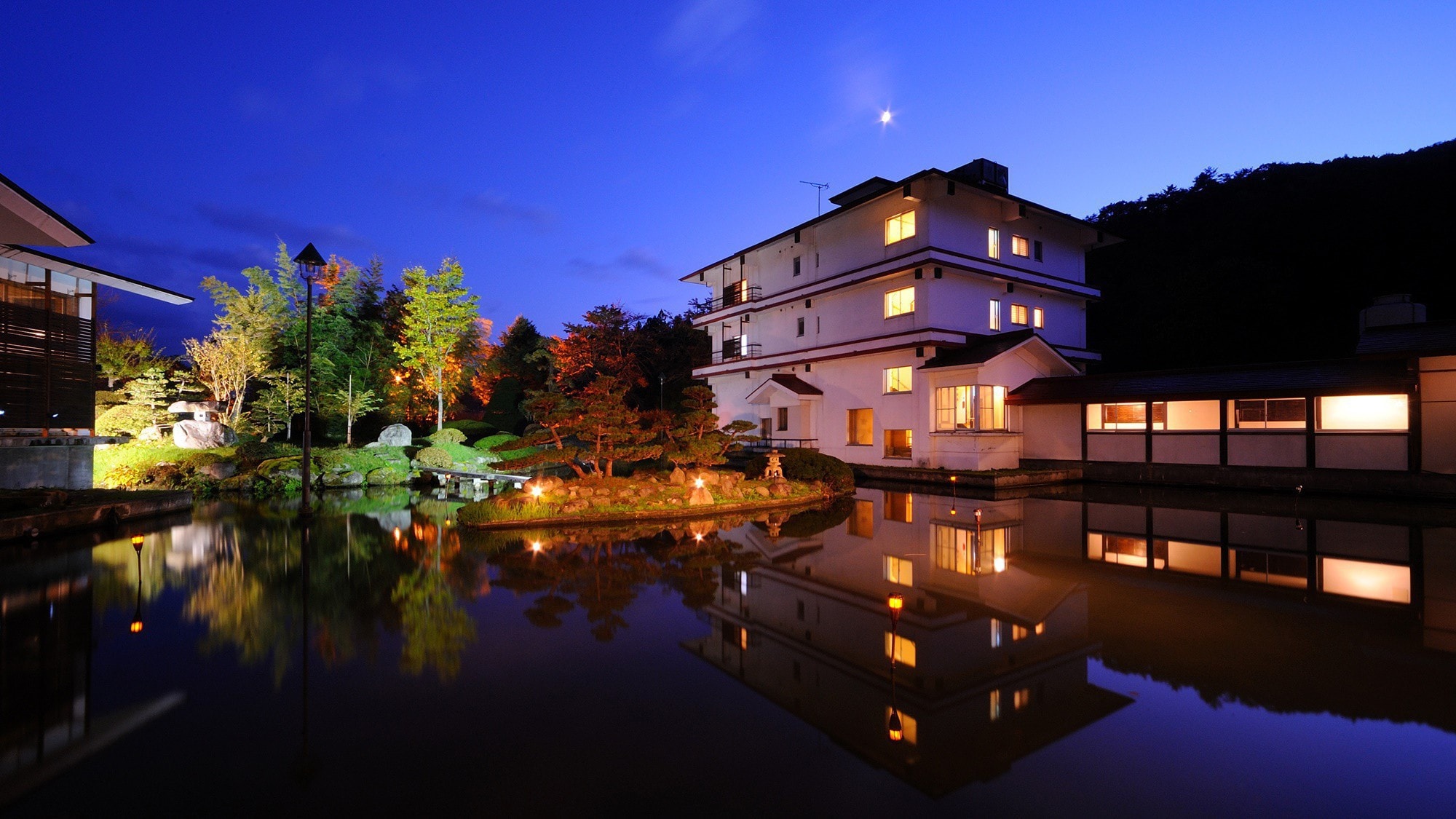 The innermost part of Yunosato. An inn that prides itself on its cuisine, surrounded by ponds and rivers on its spacious grounds. At night, the lights are quiet.